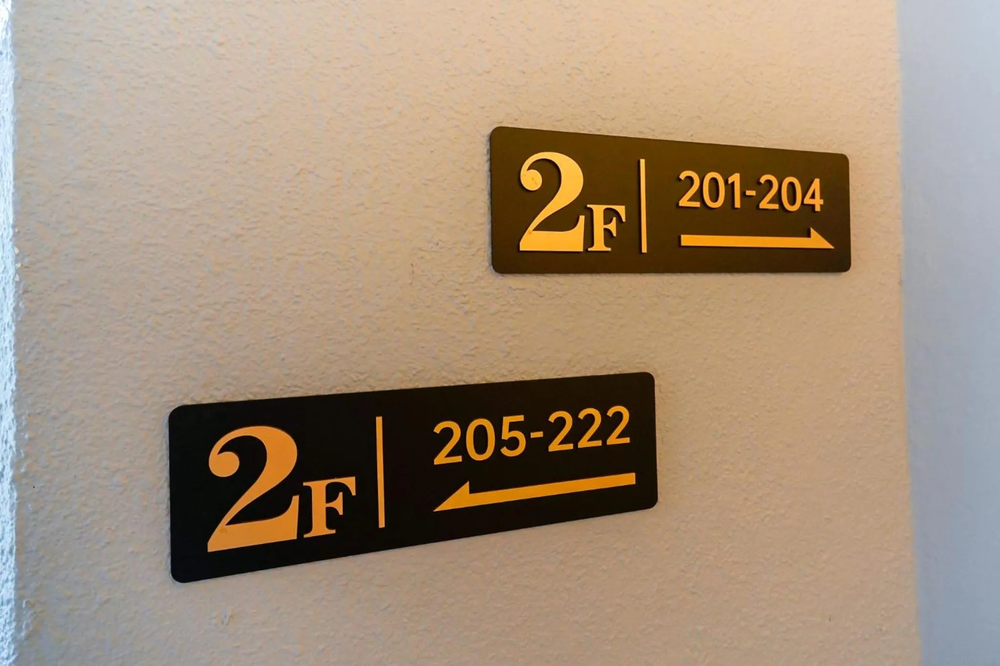 Text overlay in Robin Hotel