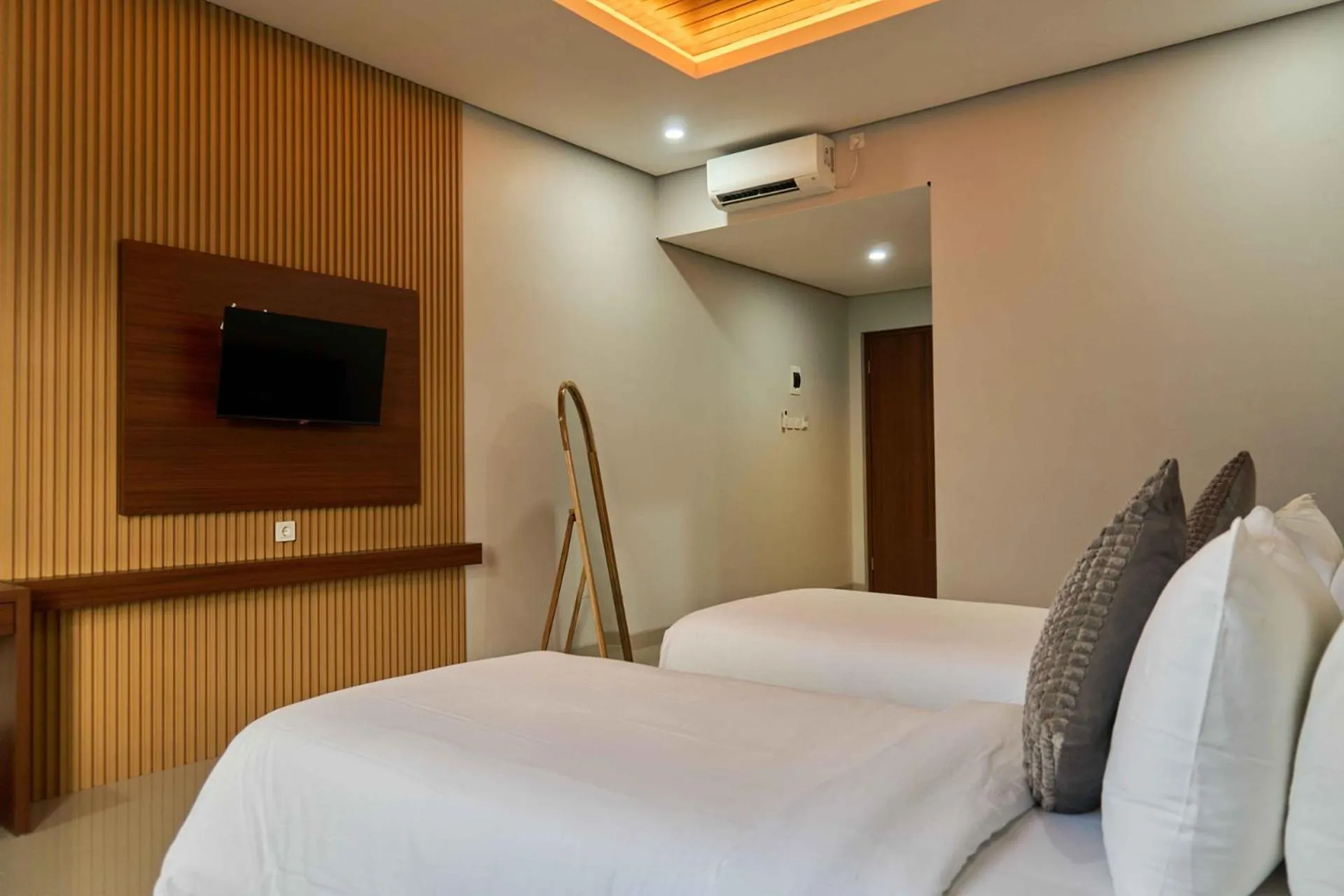 air conditioner, Bed in Sakanti Inn Wonosobo