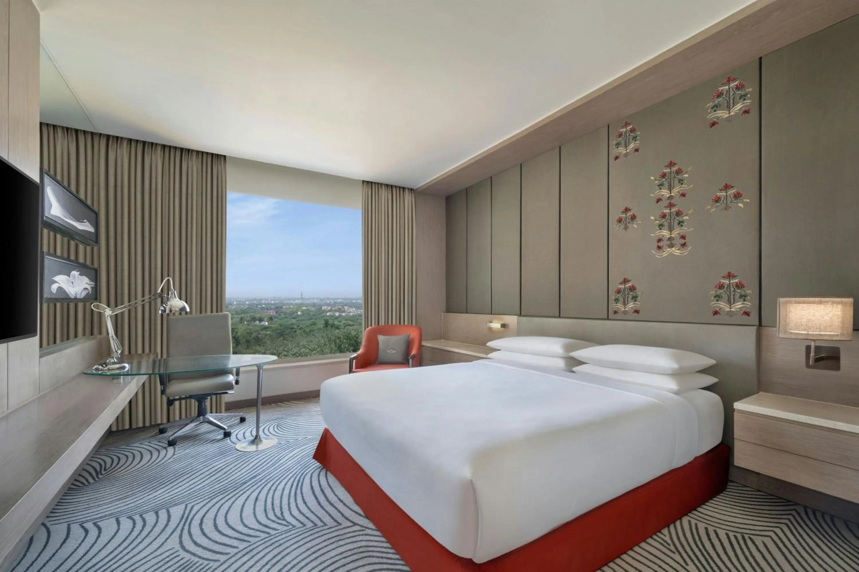 Photo of the whole room, Bed in Sheraton New Delhi Hotel