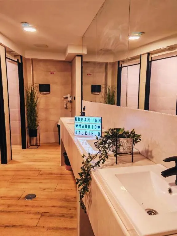 Toilet in Urban Inn Capsule Madrid