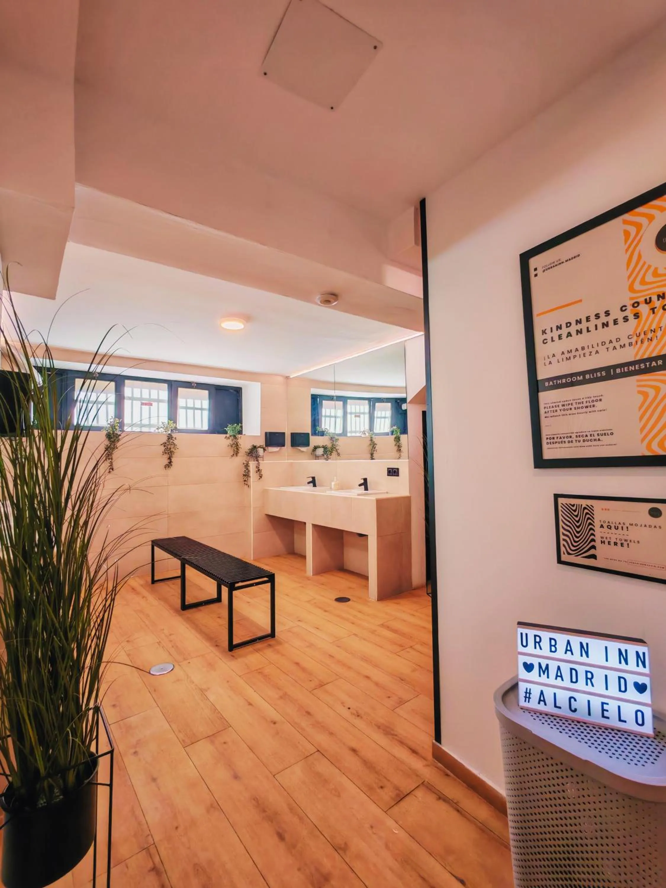 Toilet in Urban Inn Capsule Madrid