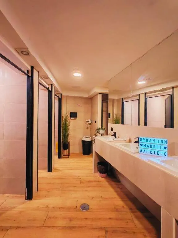 Toilet in Urban Inn Capsule Madrid