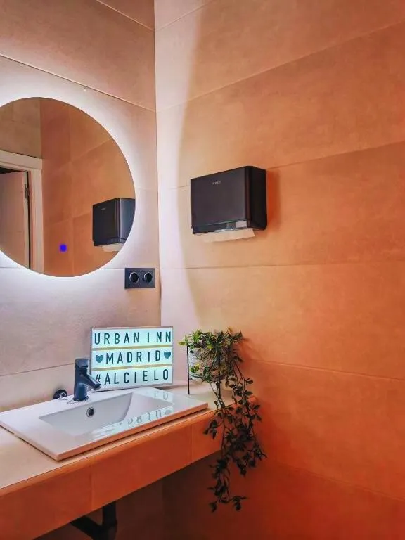 Toilet in Urban Inn Capsule Madrid