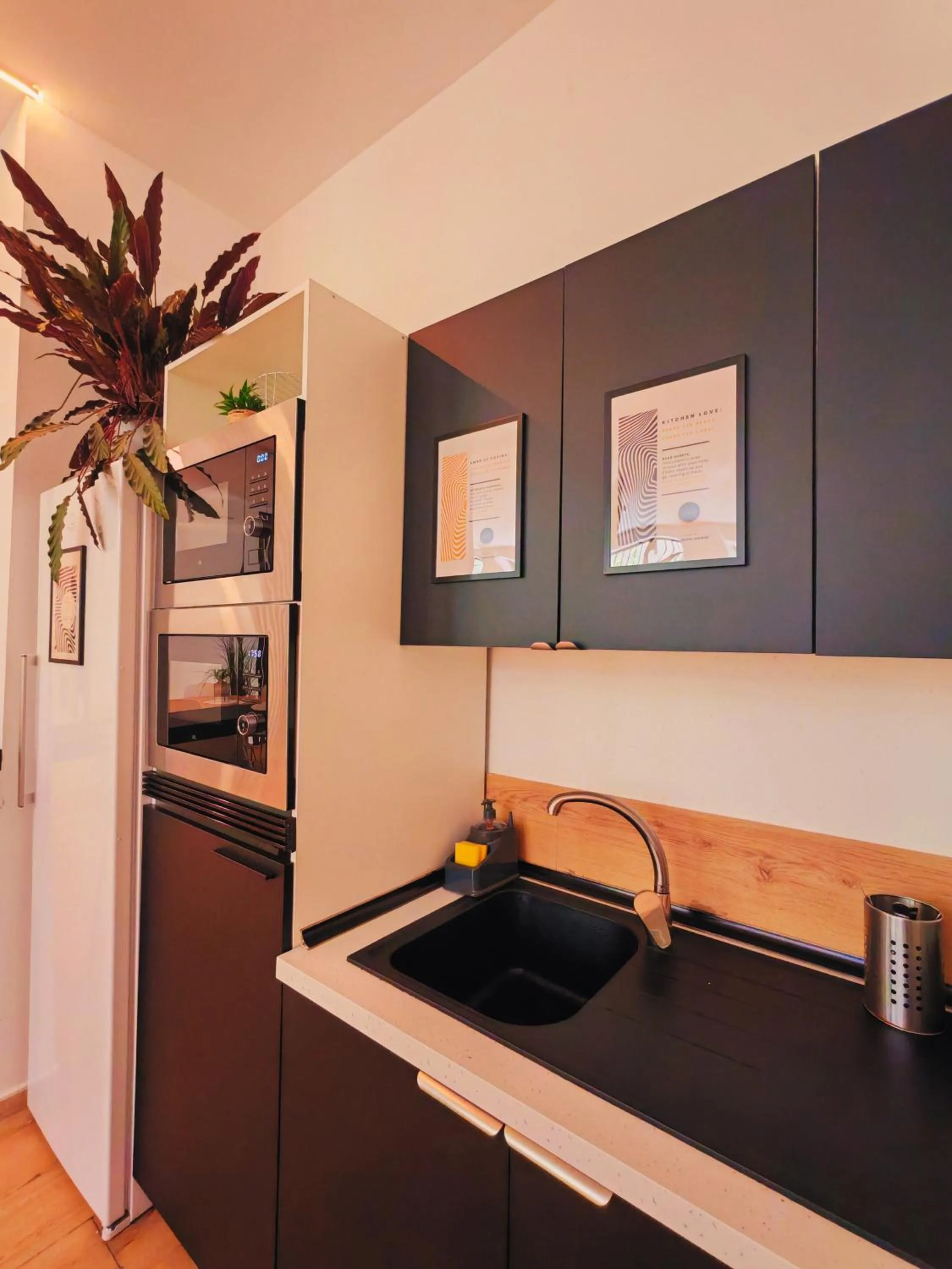 Communal kitchen in Urban Inn Capsule Madrid