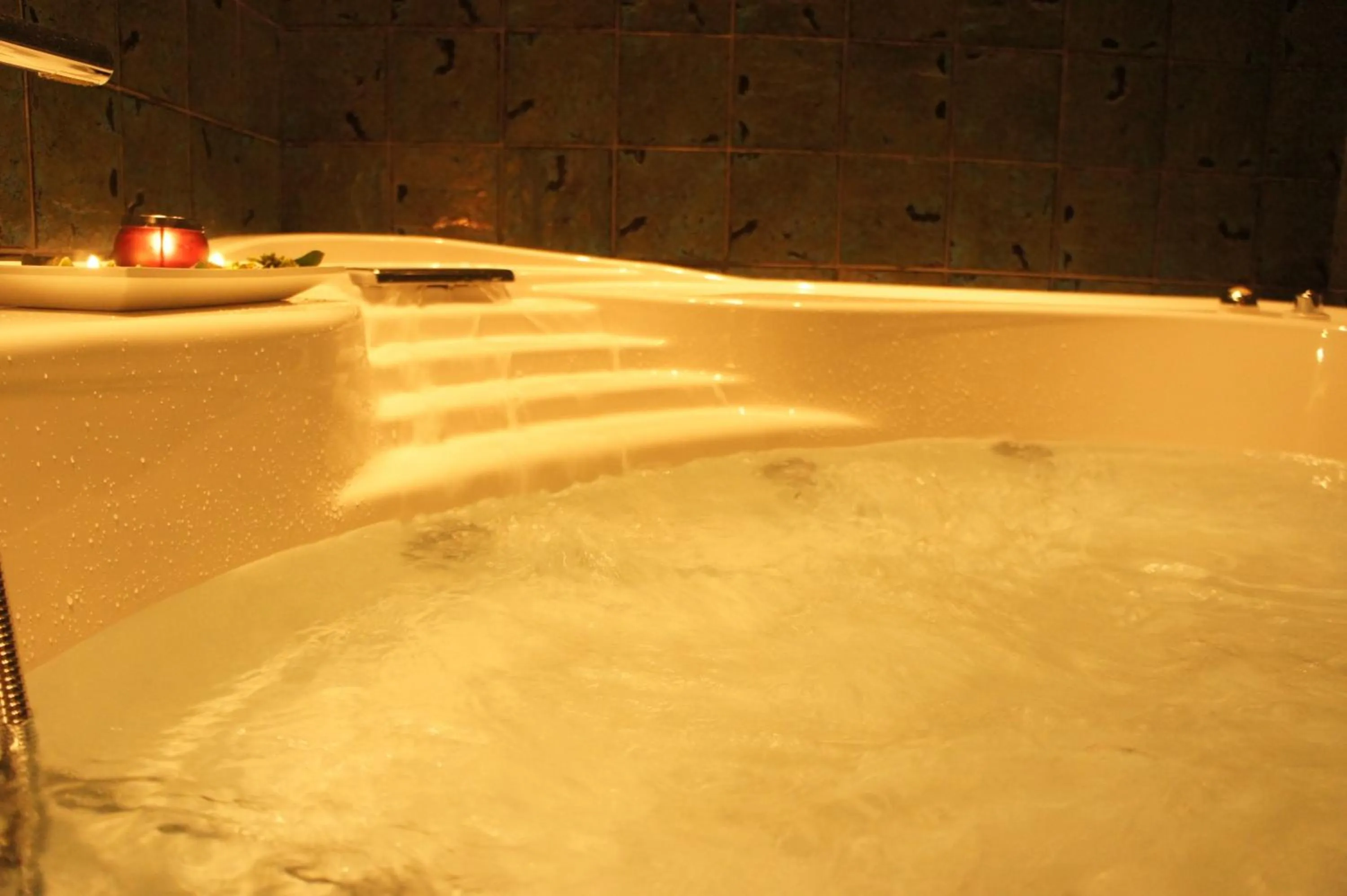 Hot Tub in Hotel L' Orto degli Otelli