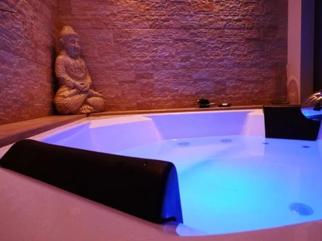 Hot Tub in Hotel L' Orto degli Otelli