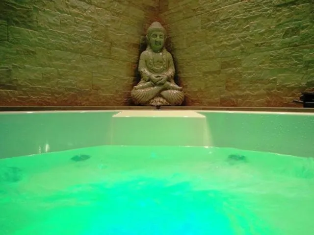 Hot Tub in Hotel L' Orto degli Otelli