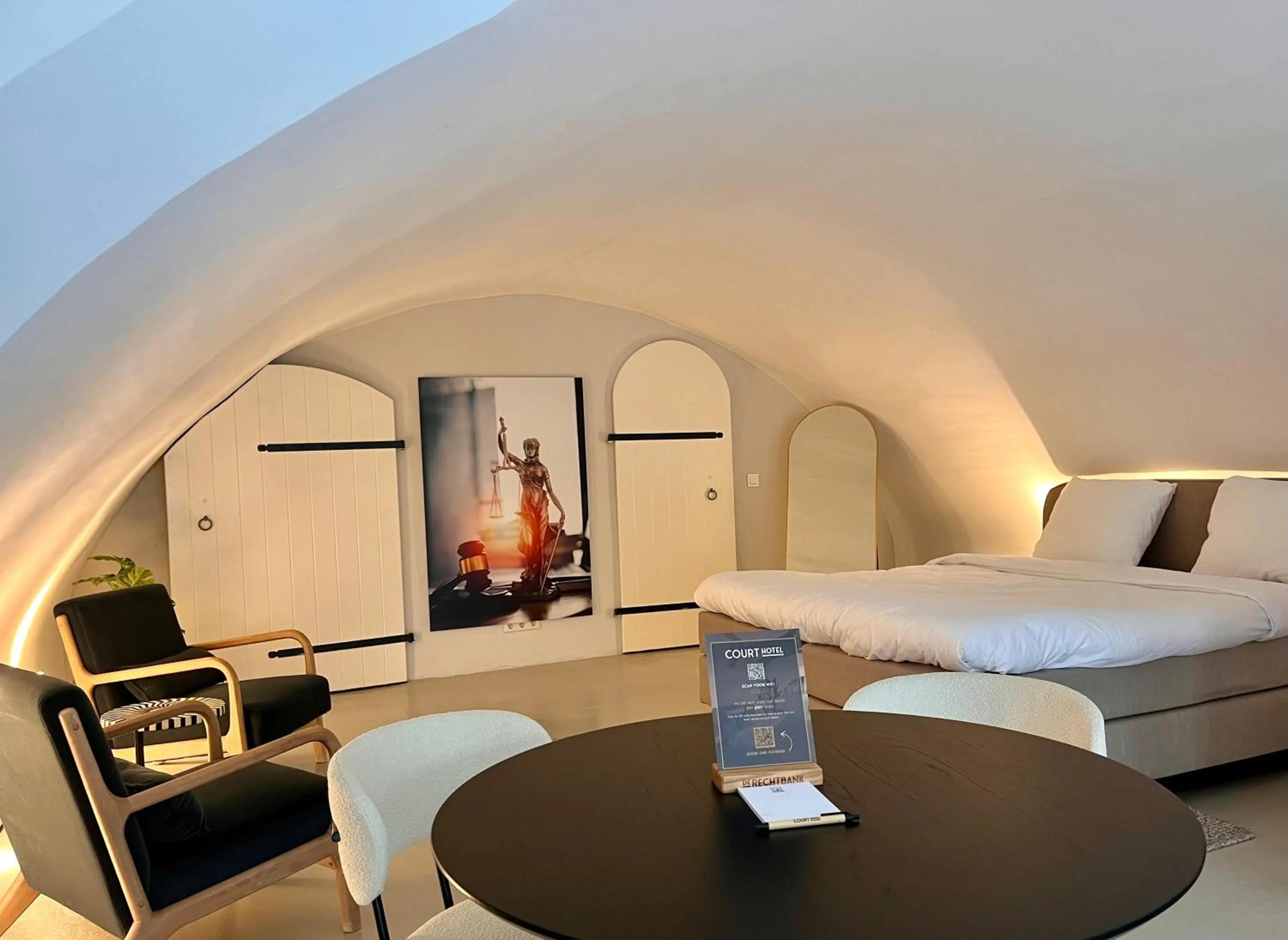 Photo of the whole room, Bed in Court Hotel Utrecht City Centre