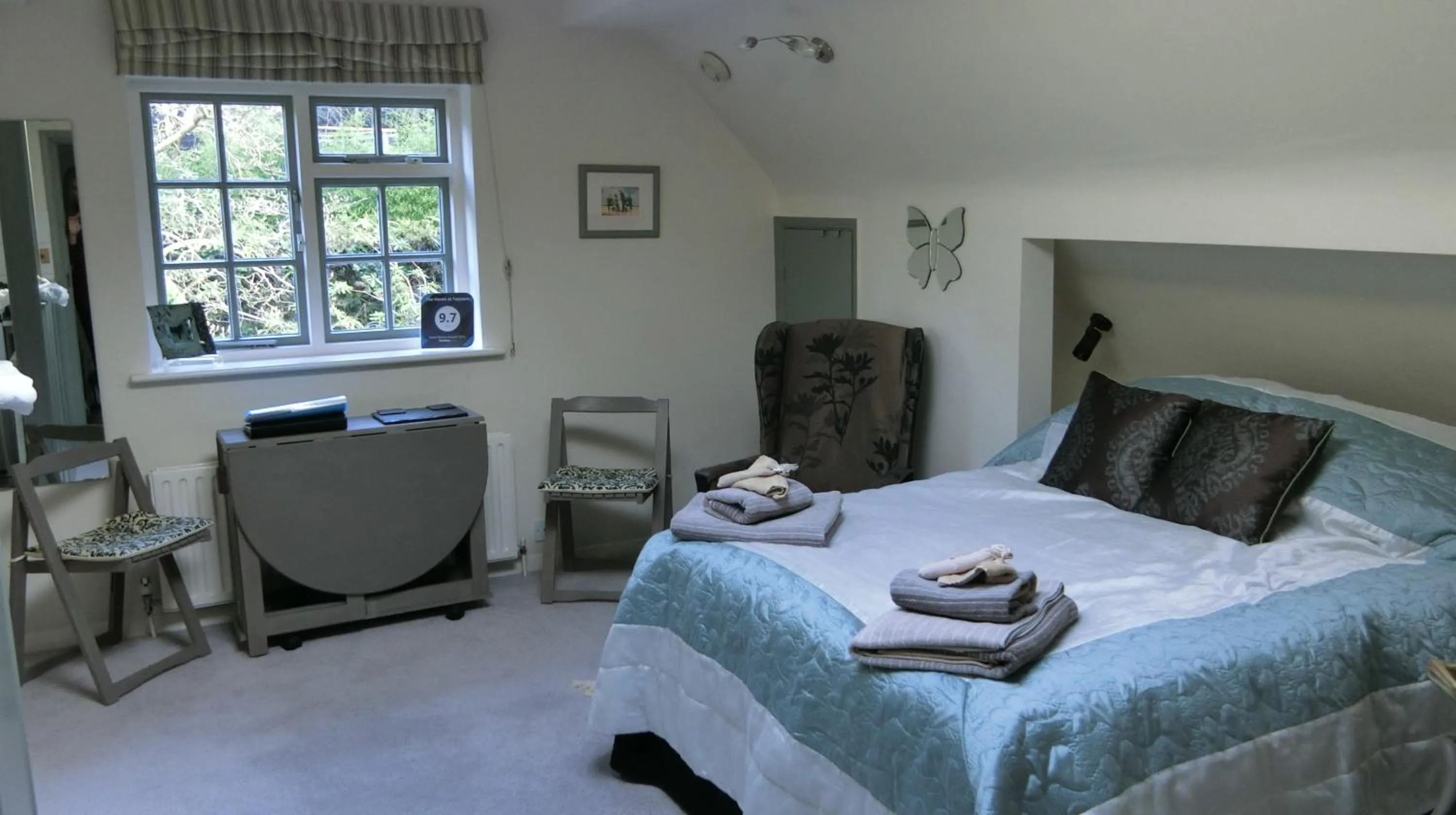 Seating area, Bed in The Haven at Talysarn