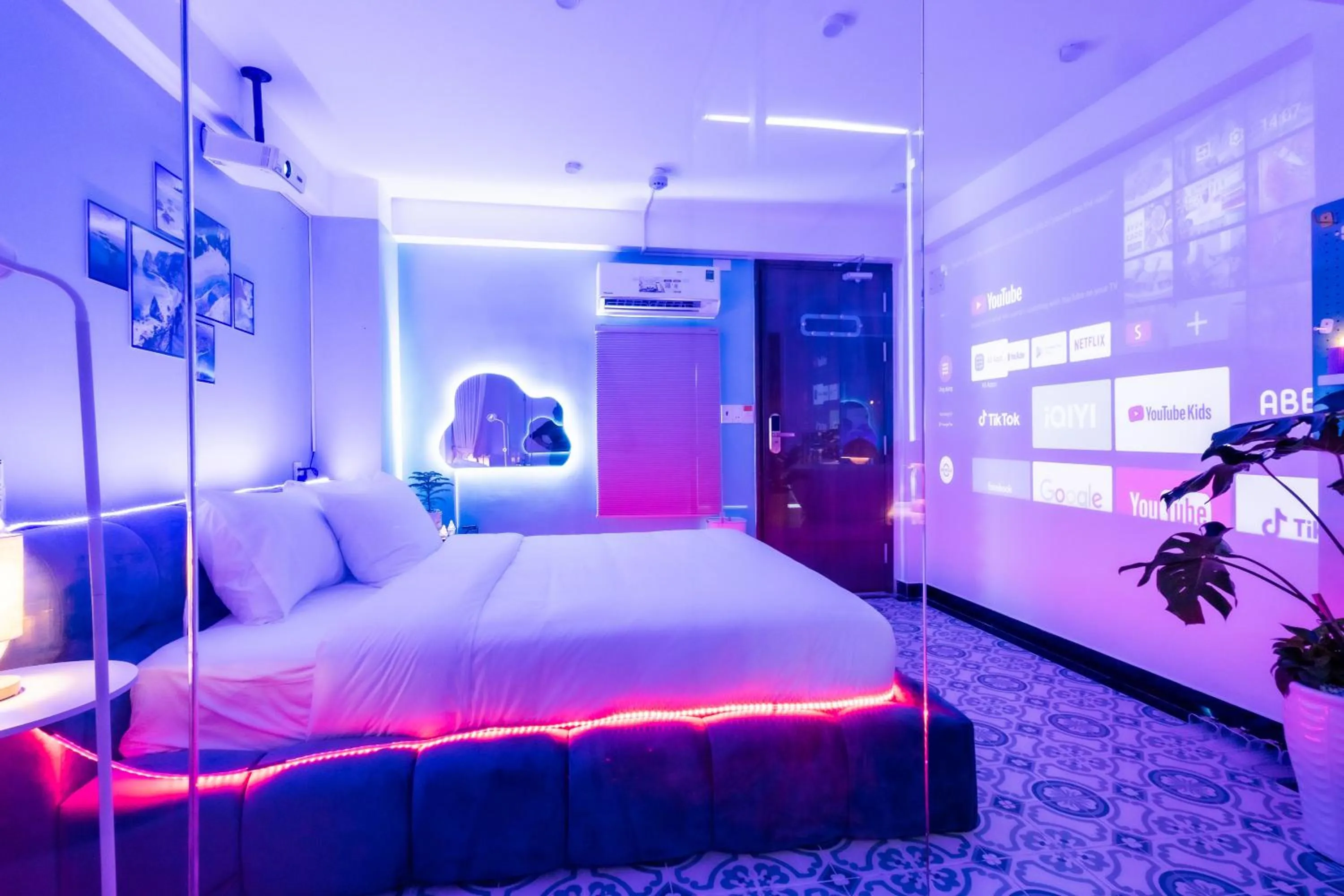 TV and multimedia in Cosy Hotel