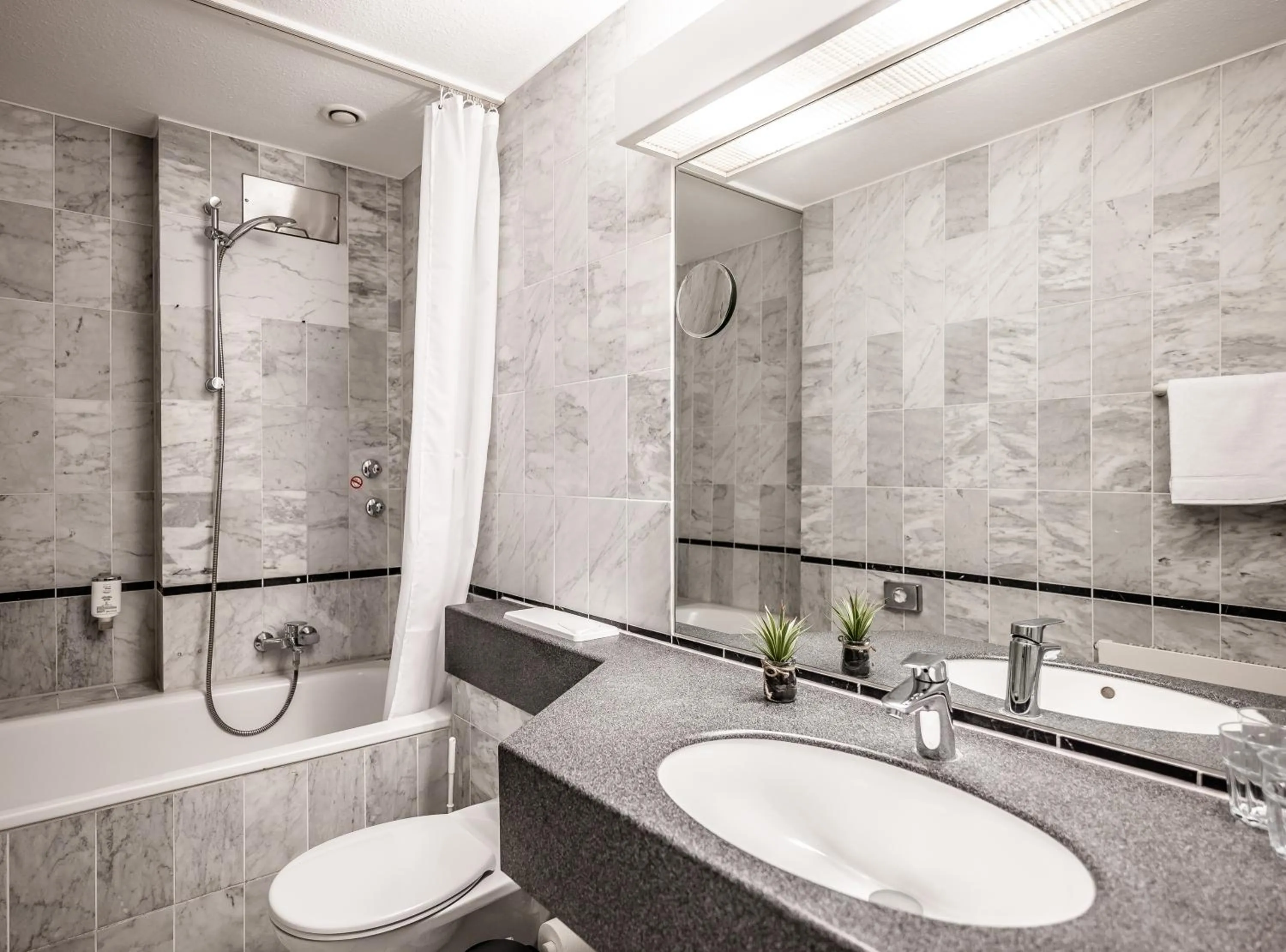 Bathroom in Hotel MIRAGE Düsseldorf-Neuss