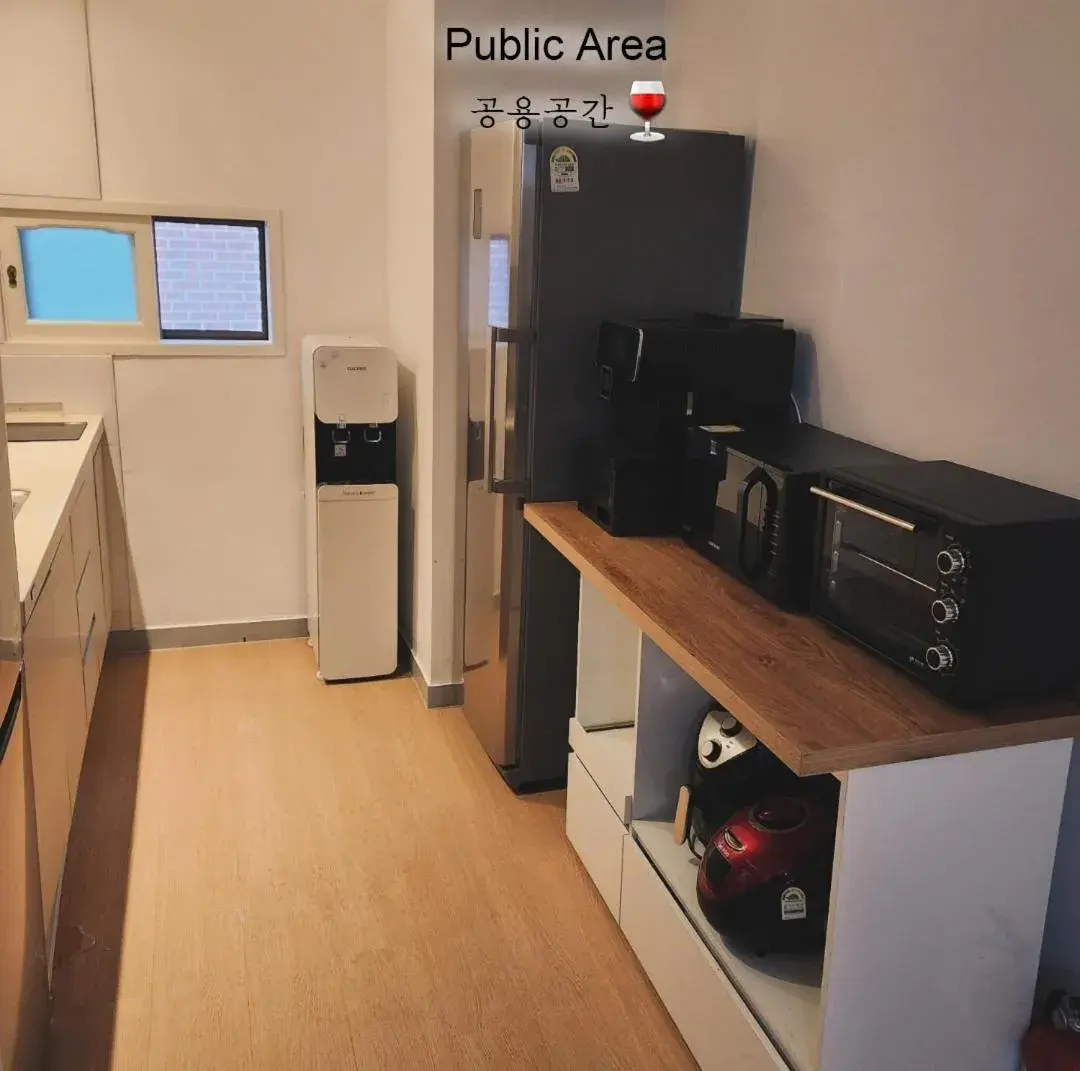 6-Bed Mixed Dormitory Room - single occupancy in Hostel Fellaz 6-Bed Mixed Dormitory Room - single occupancy in Hostel Fellaz