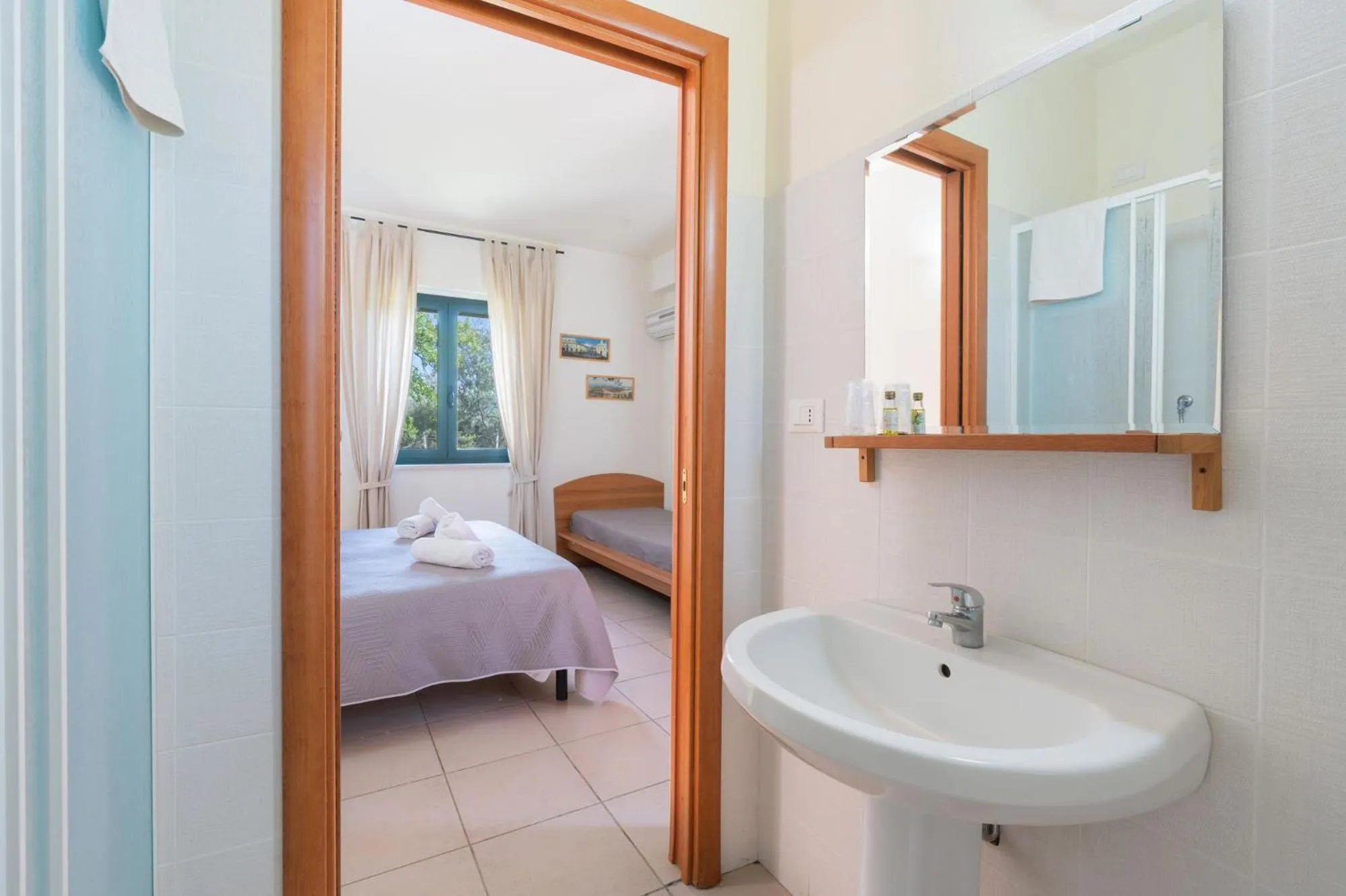 Bathroom, Bed in La Piana degli Ulivi