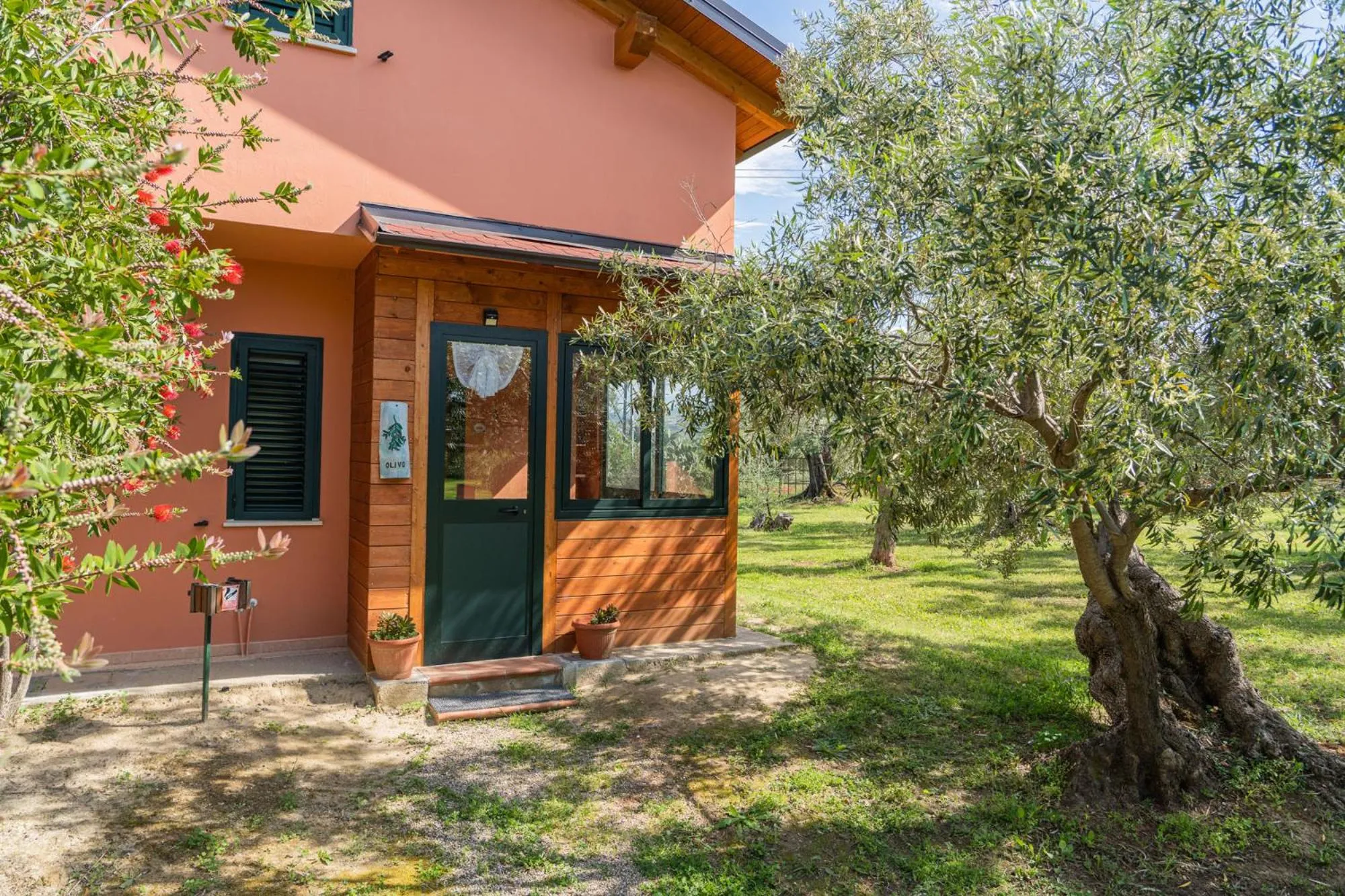 Facade/entrance in La Piana degli Ulivi