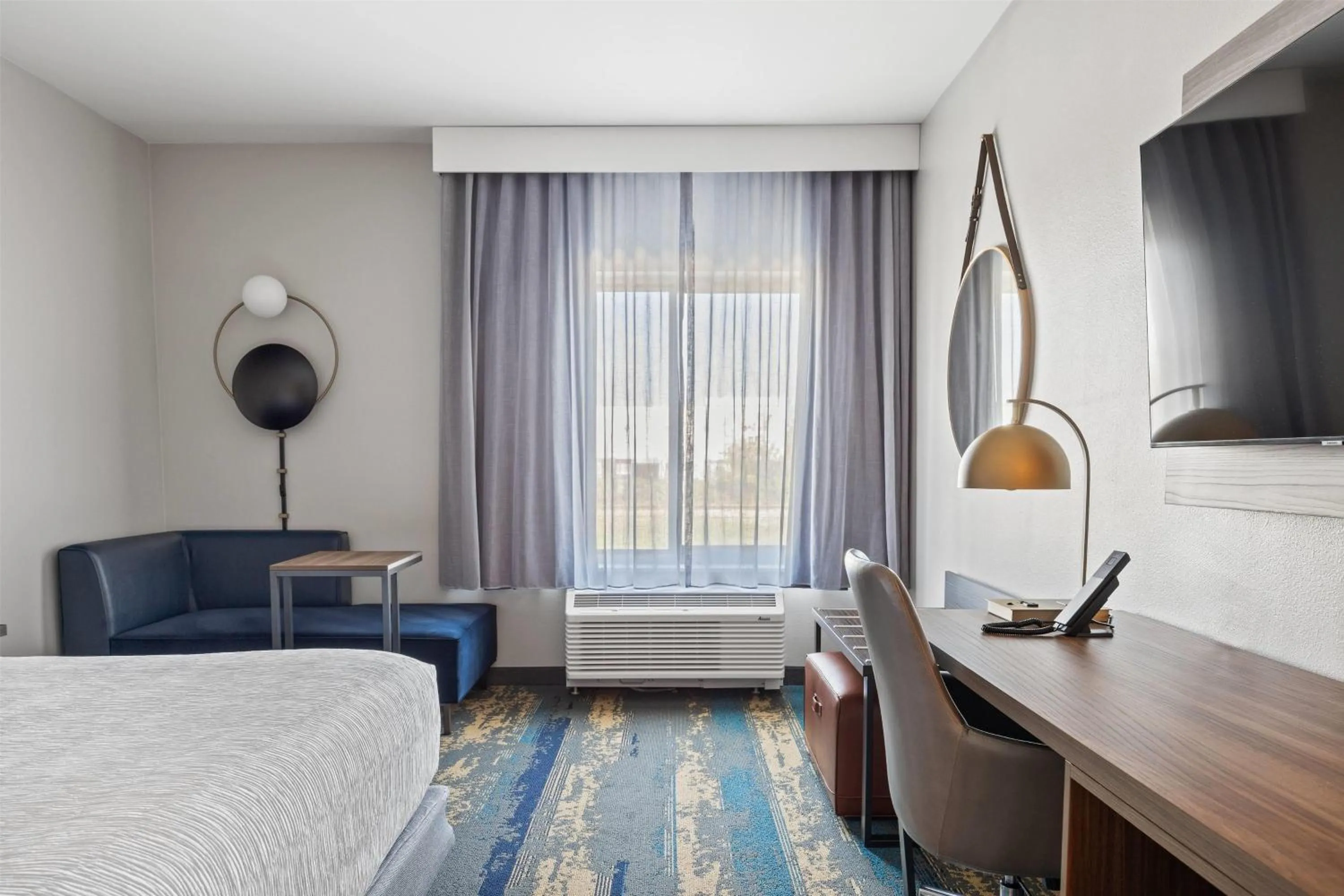 Photo of the whole room, Bed in La Quinta Inn & Suites by Wyndham La Habra