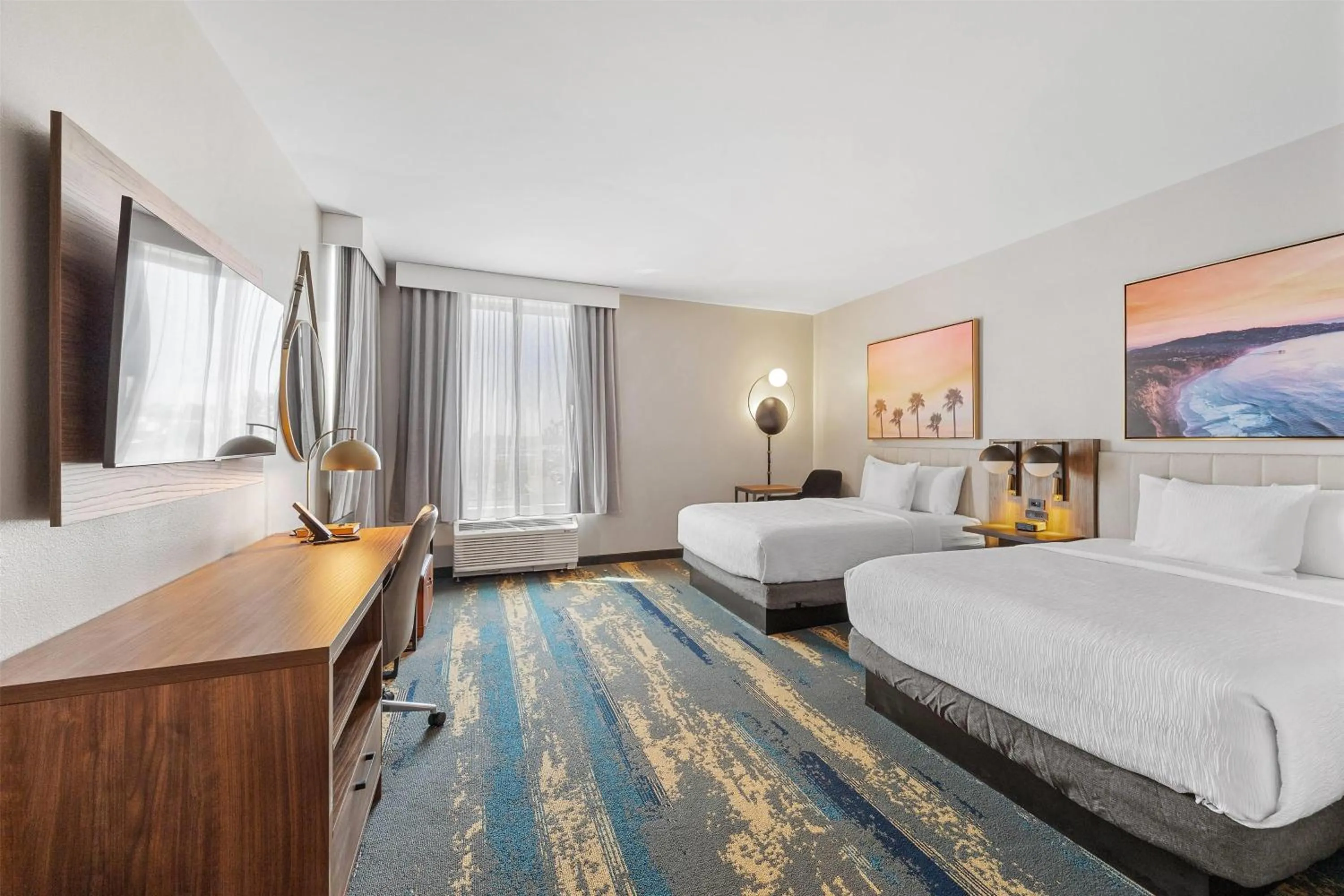 Photo of the whole room, Bed in La Quinta Inn & Suites by Wyndham La Habra