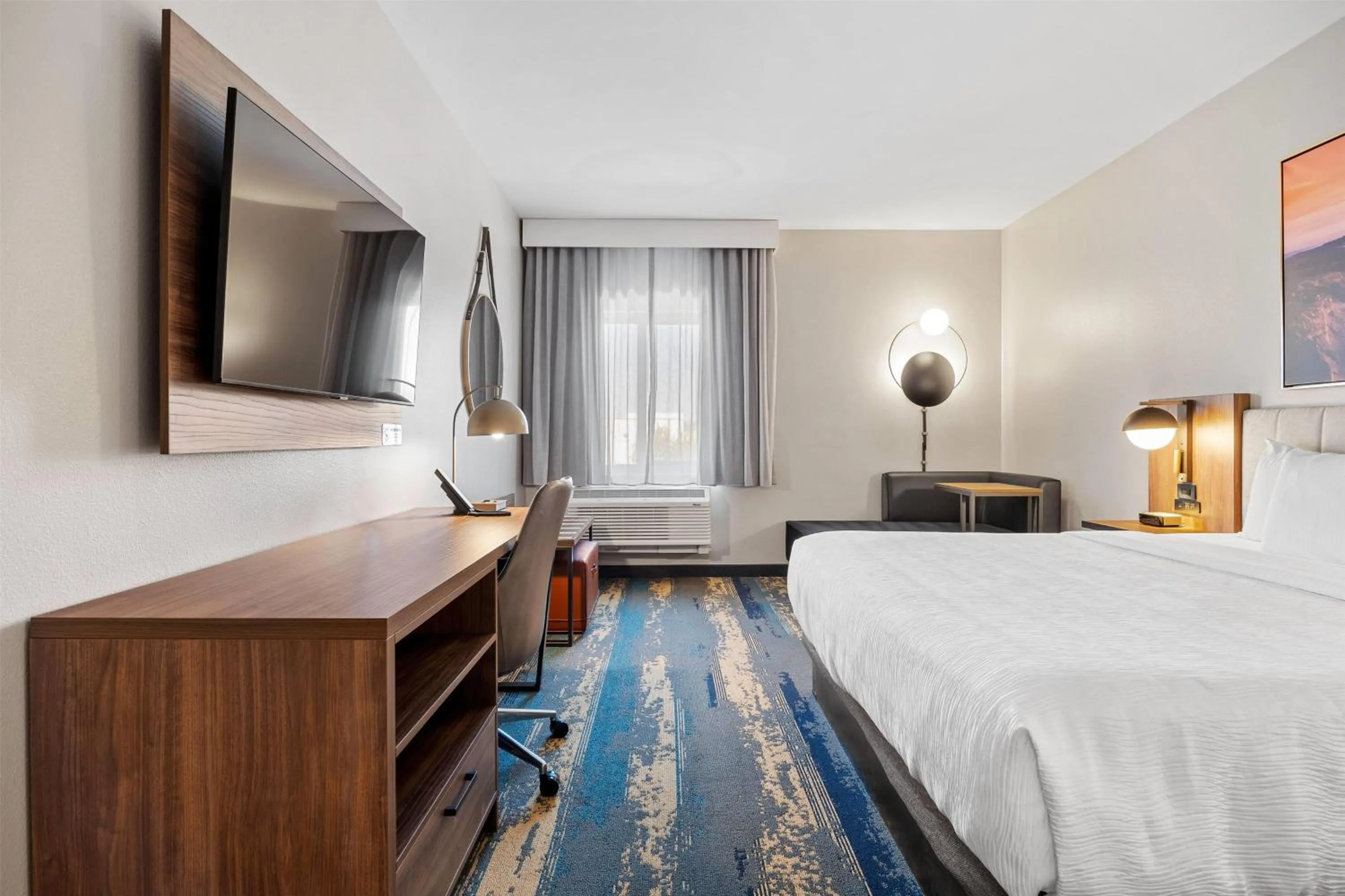 Photo of the whole room, Bed in La Quinta Inn & Suites by Wyndham La Habra