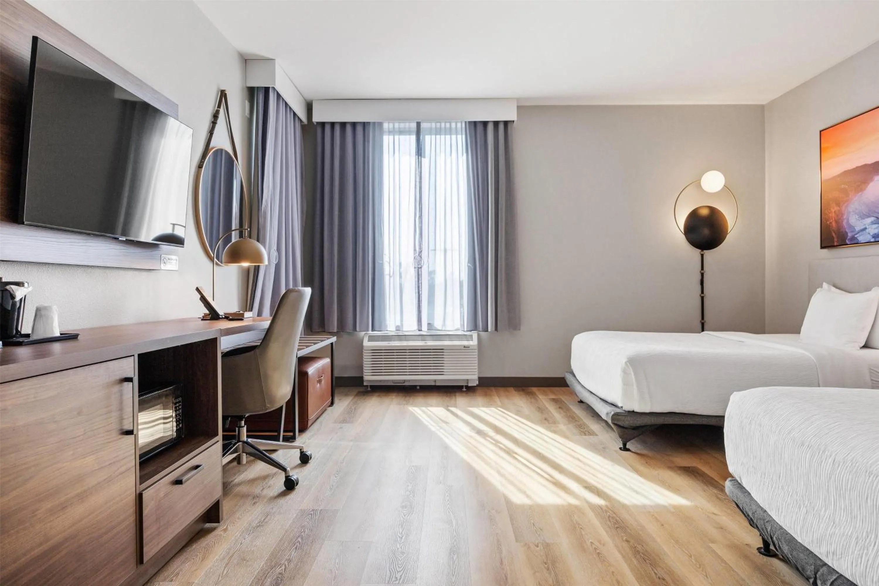 Photo of the whole room, Bed in La Quinta Inn & Suites by Wyndham La Habra