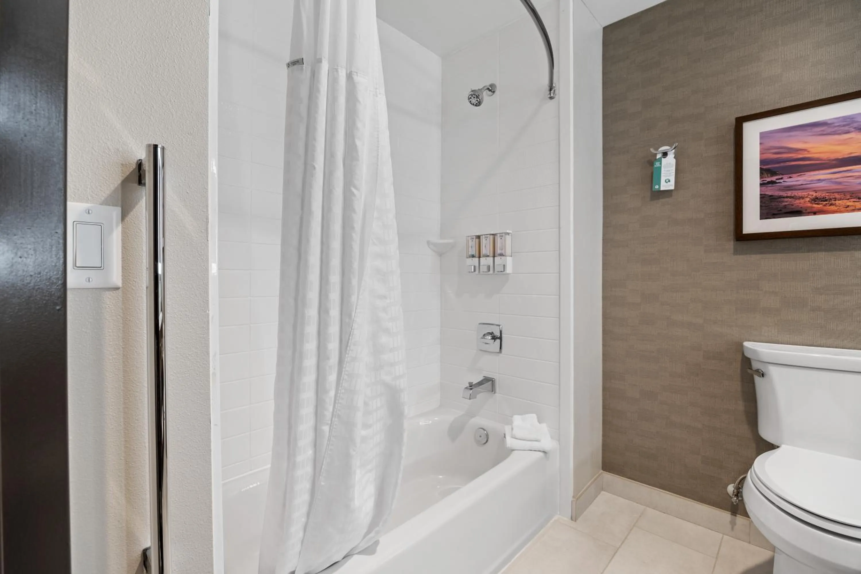 Bath in La Quinta Inn & Suites by Wyndham La Habra