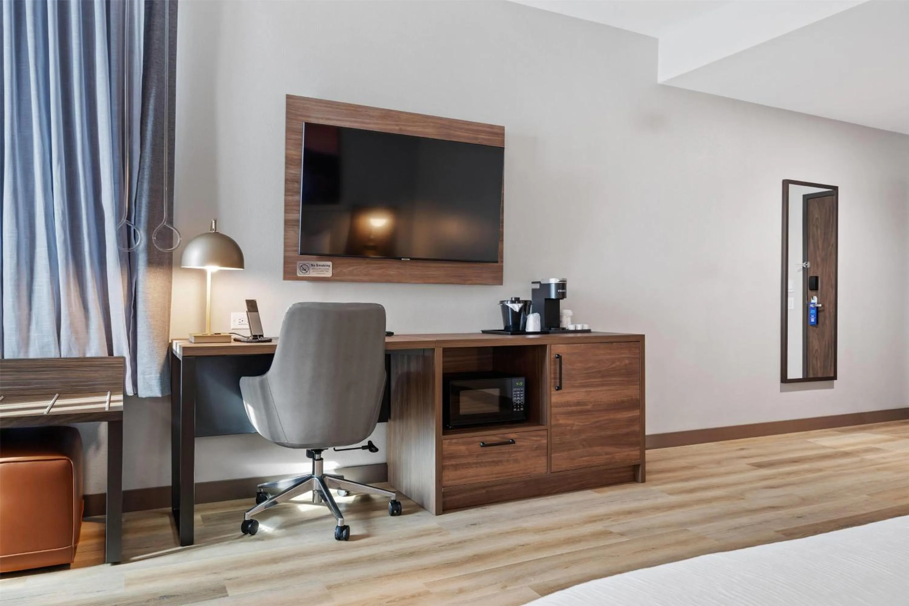 Photo of the whole room in La Quinta Inn & Suites by Wyndham La Habra