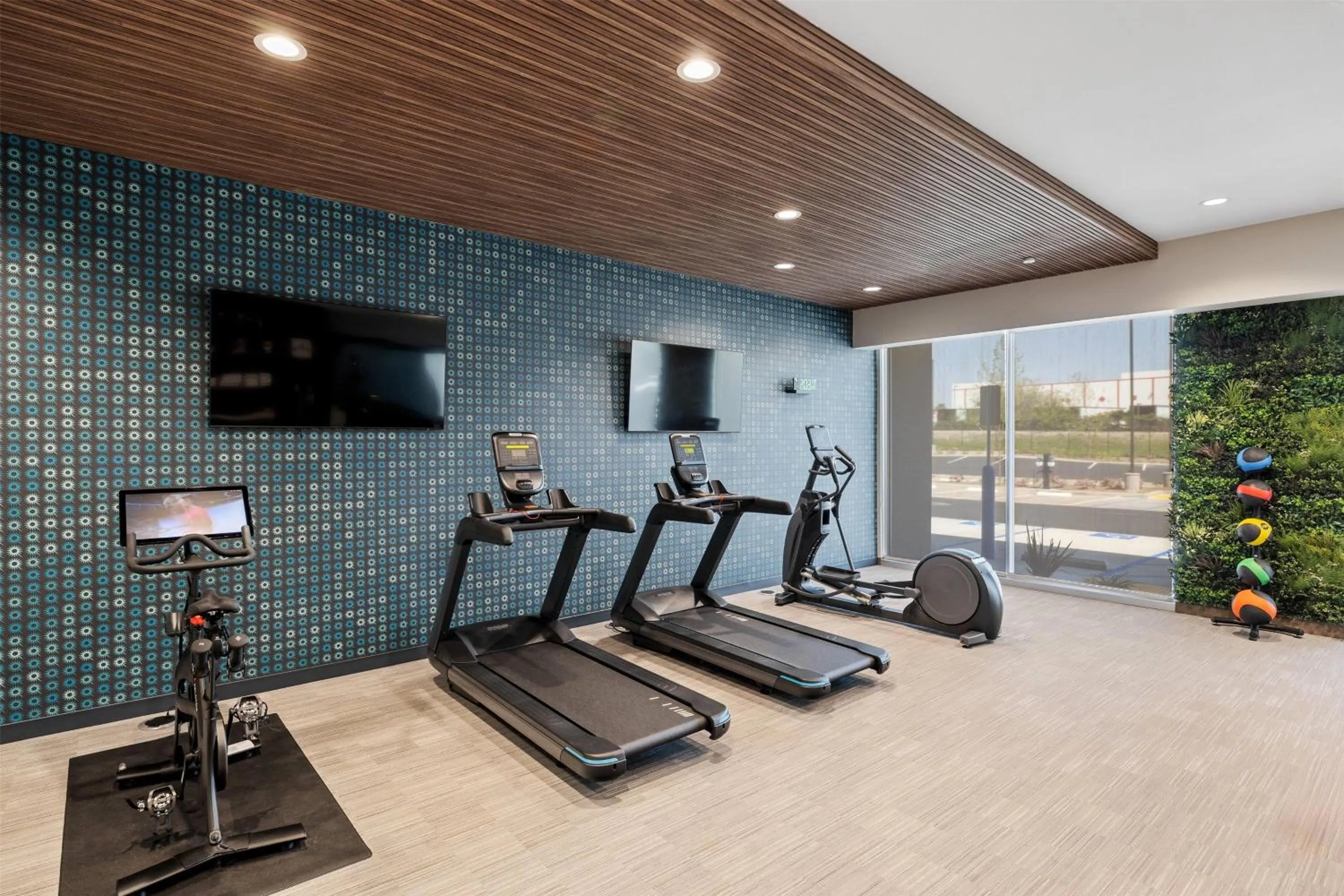 Fitness centre/facilities in La Quinta Inn & Suites by Wyndham La Habra