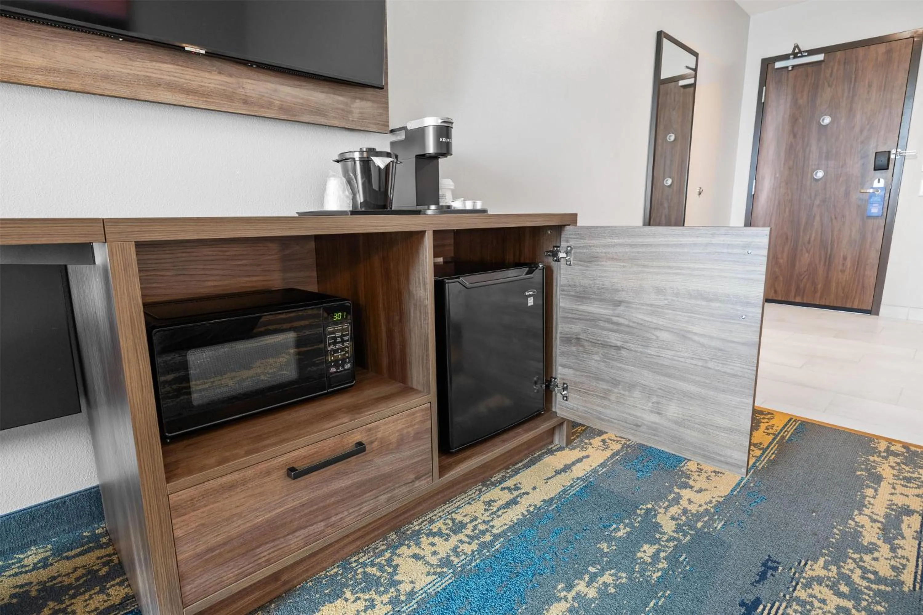 Photo of the whole room in La Quinta Inn & Suites by Wyndham La Habra