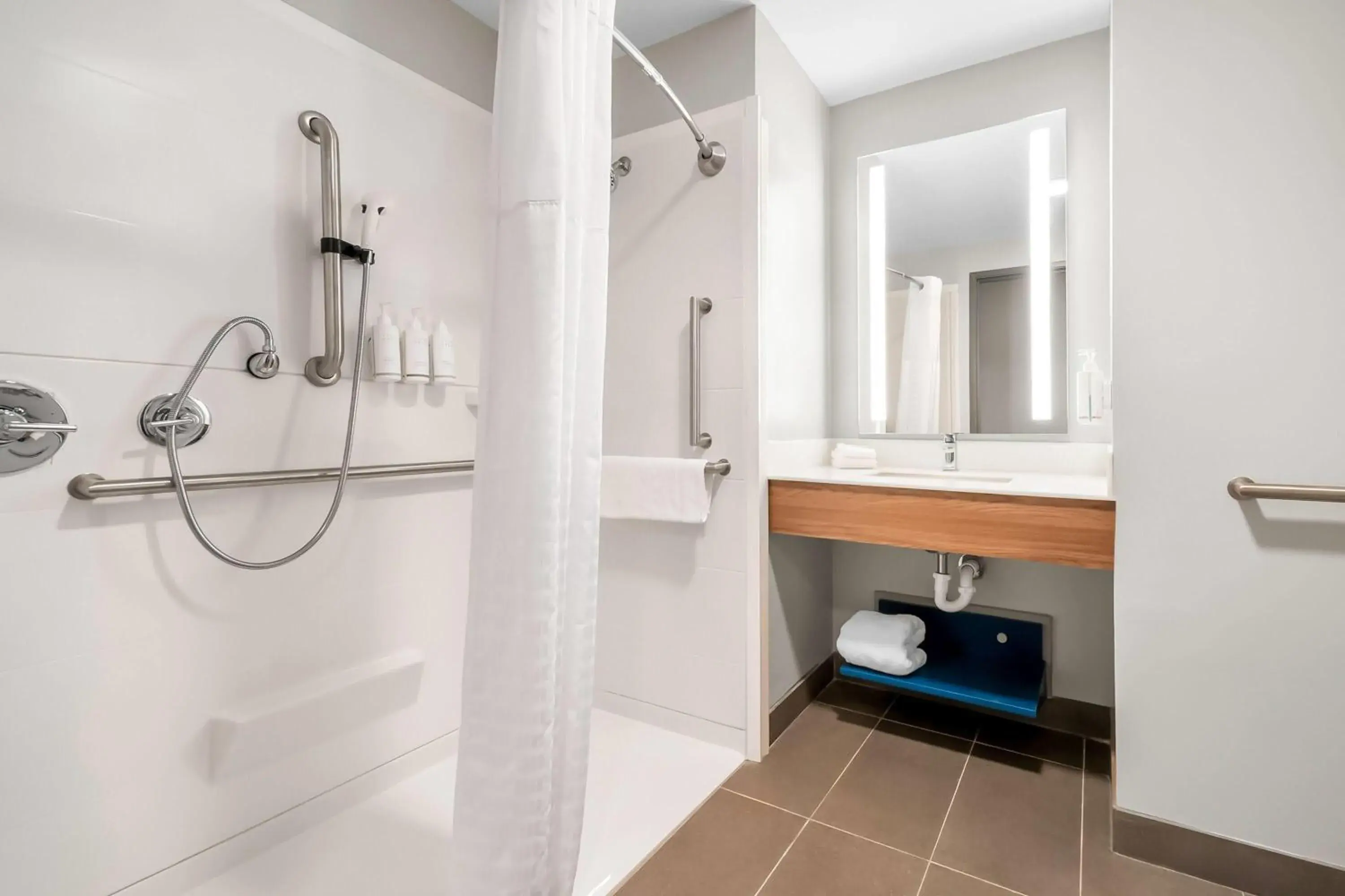 King Room with Roll-in Shower - Mobility Access/Non-Smoking in Microtel Inn & Suites by Wyndham Prattville Montgomery King Room with Roll-in Shower - Mobility Access/Non-Smoking in Microtel Inn & Suites by Wyndham Prattville Montgomery