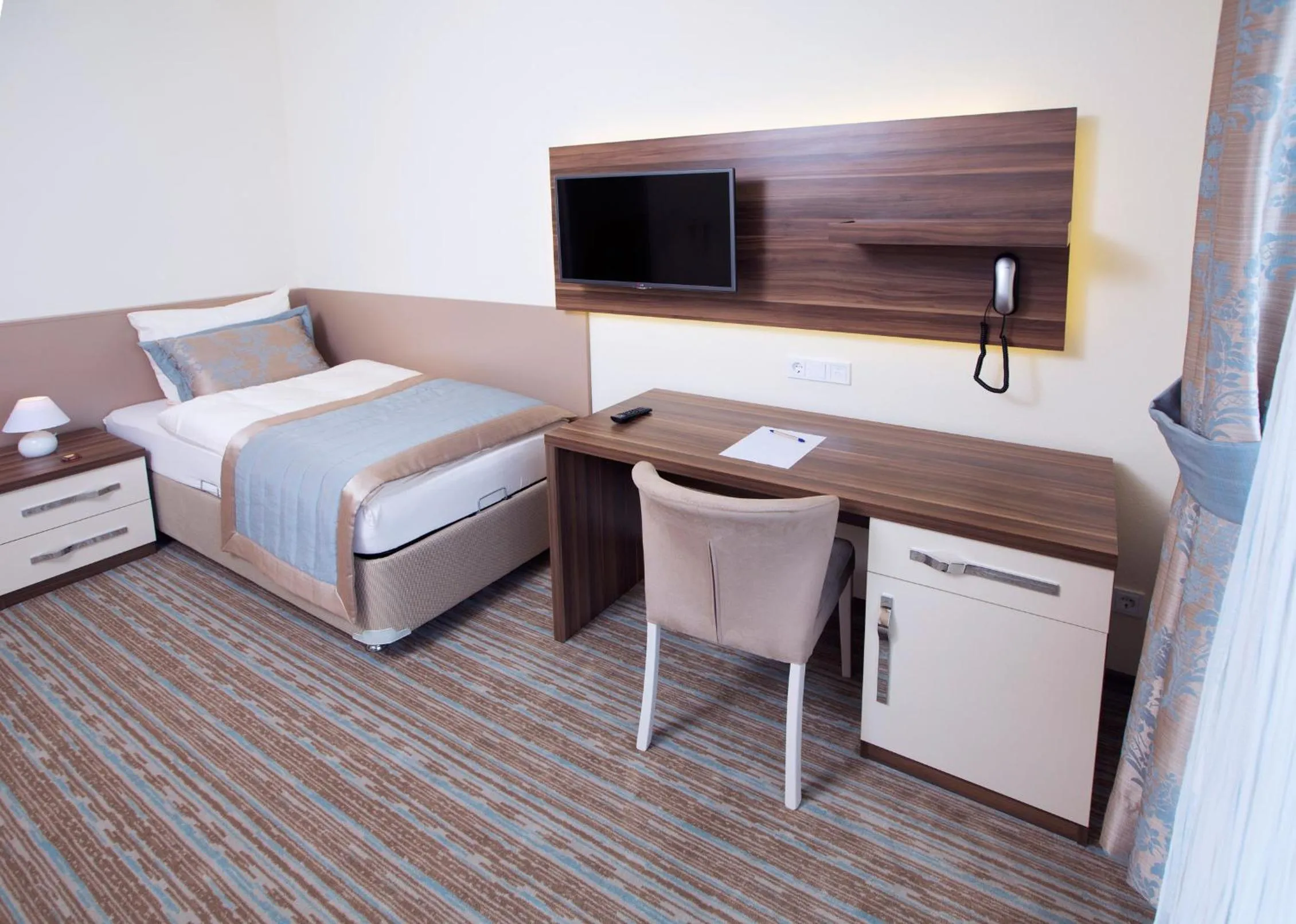 Seating area, Bed in CityHotel am McKeePlatz