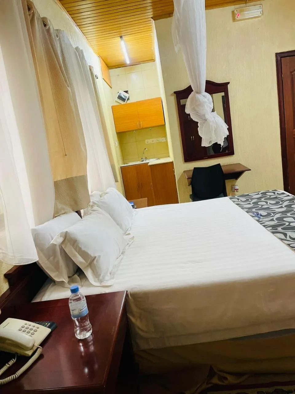 Photo of the whole room, Bed in Kigali diplomat Hotel