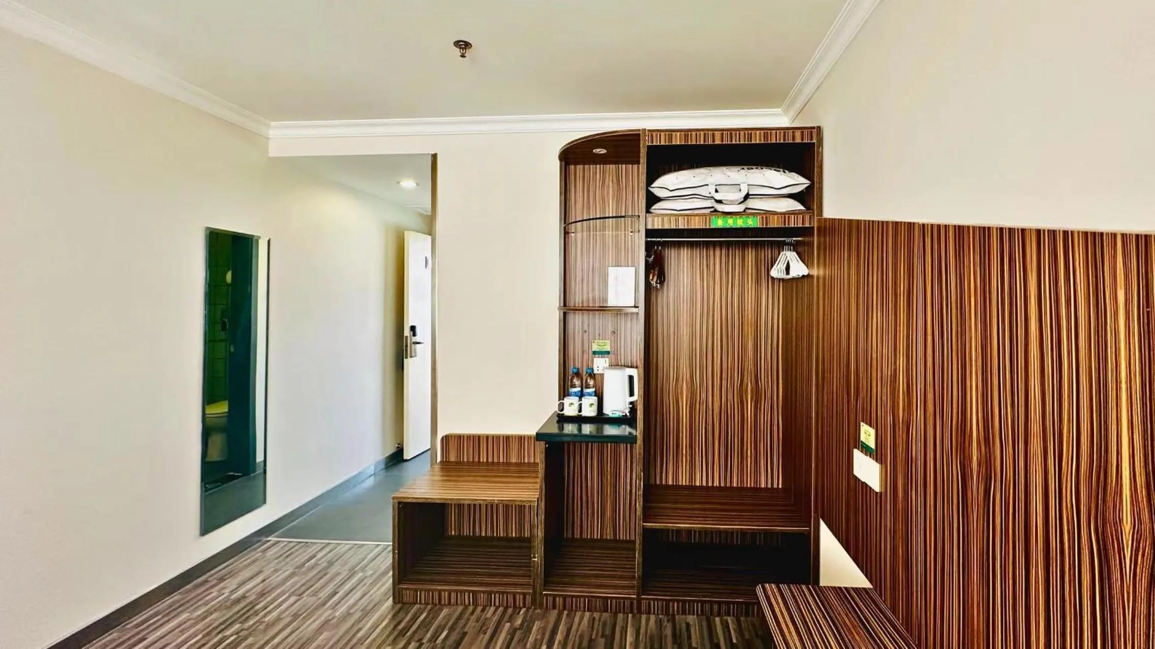 wardrobe in Shanghai Zhongan Hotel Xizang North Road Subway Station Branch