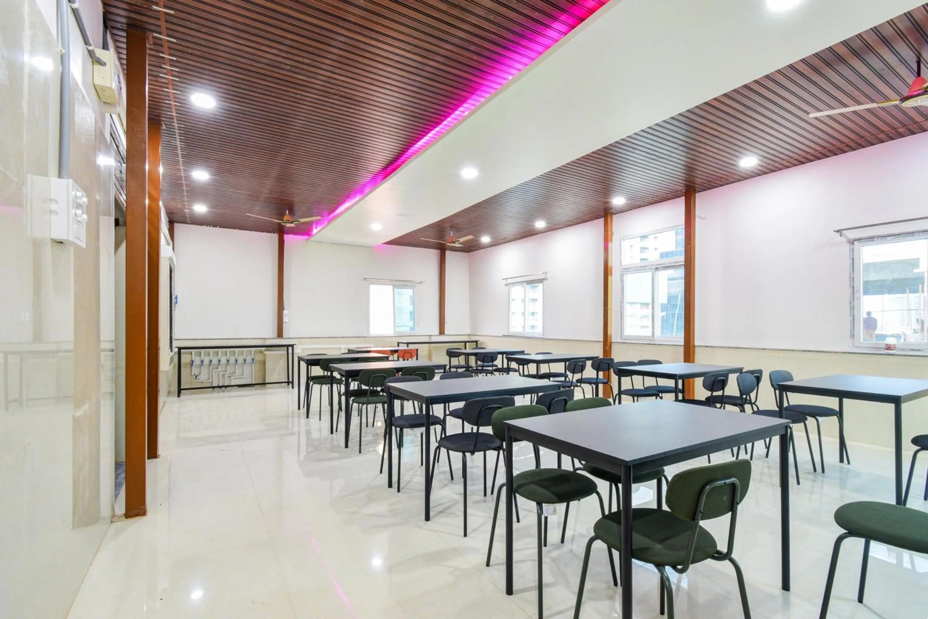 Restaurant/places to eat in Super Townhouse Kokapet Formerly Aarian Tej Nilayam