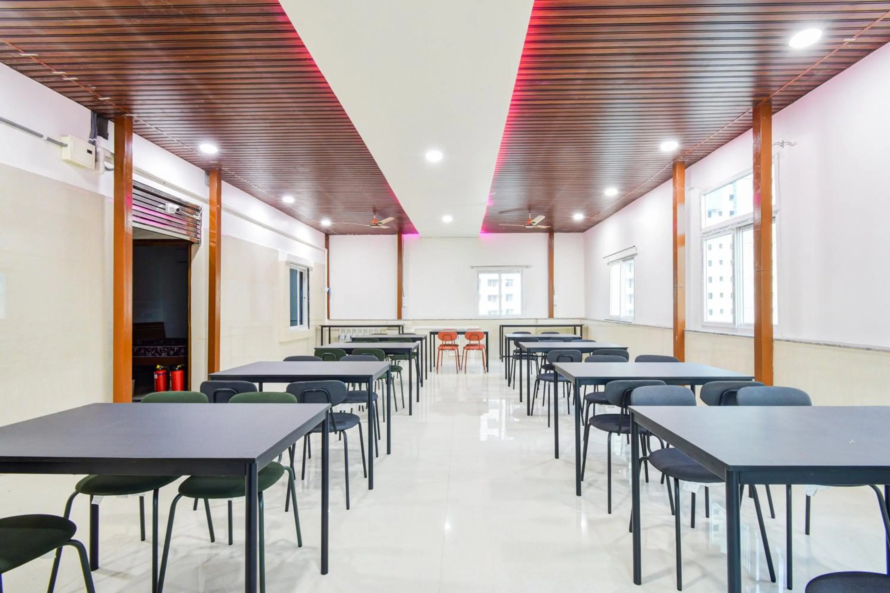 Restaurant/places to eat in Super Townhouse Kokapet Formerly Aarian Tej Nilayam