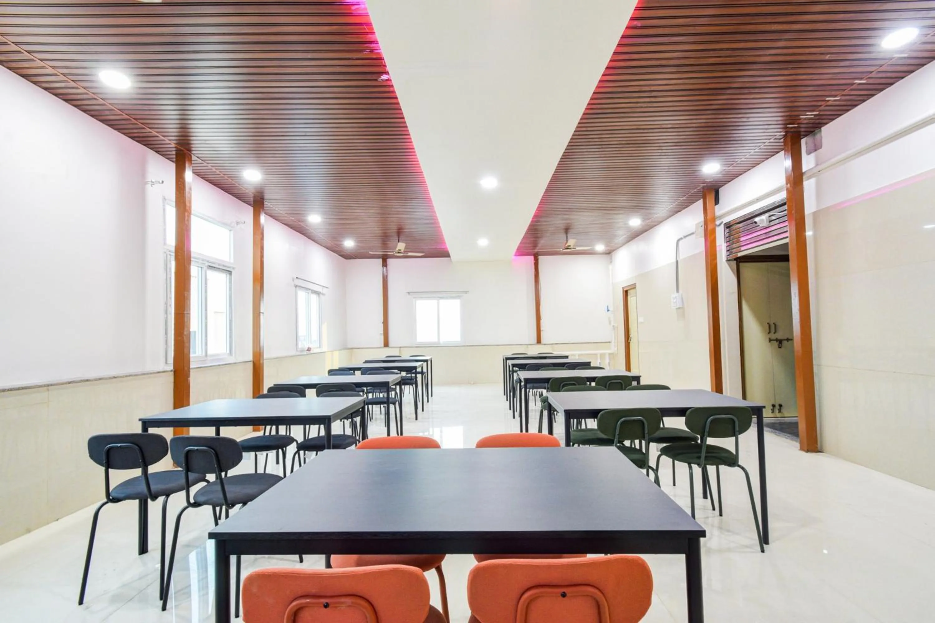 Restaurant/places to eat in Super Townhouse Kokapet Formerly Aarian Tej Nilayam