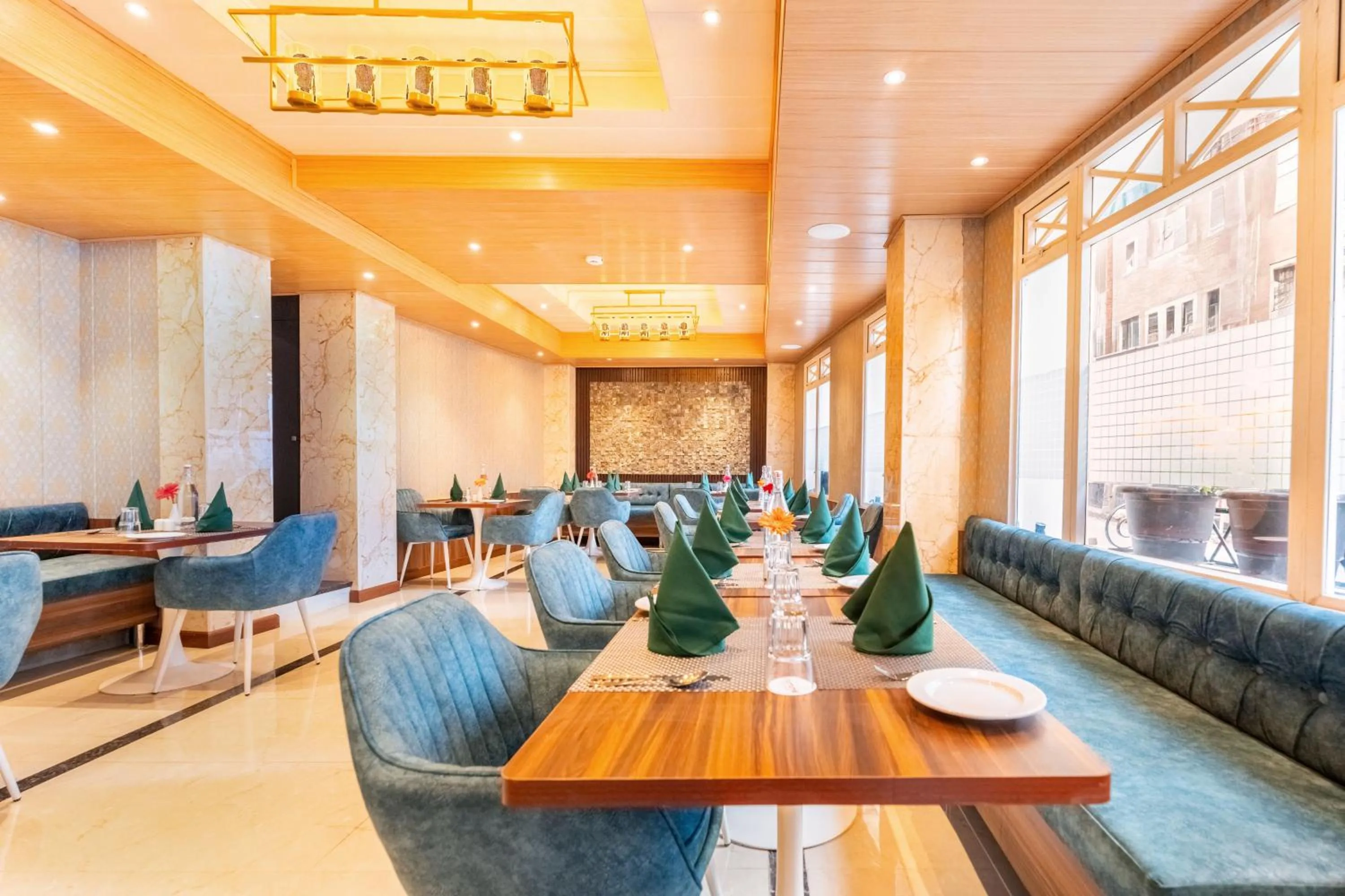 Restaurant/places to eat in Summit Mall Stone Hotel