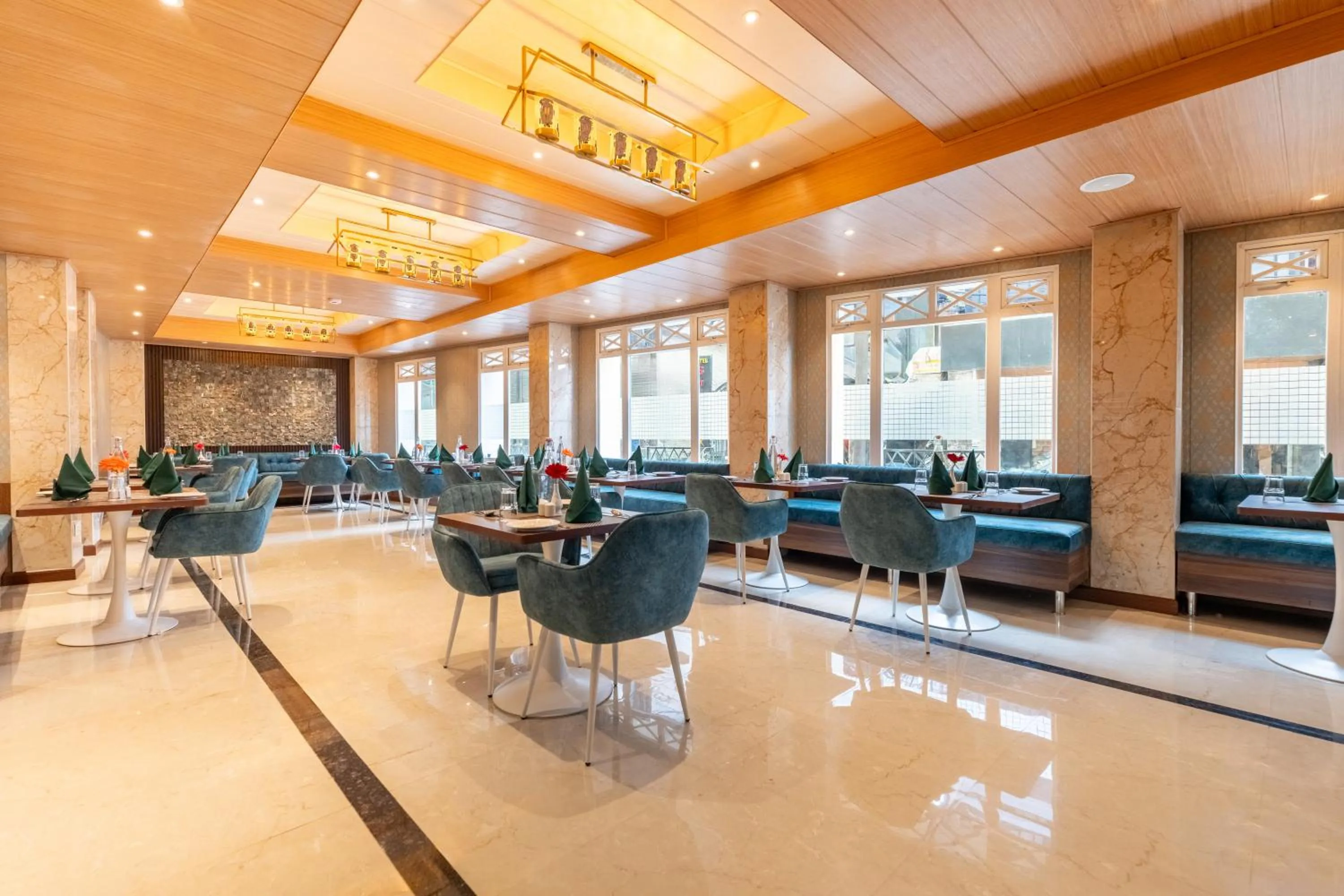 Restaurant/places to eat in Summit Mall Stone Hotel