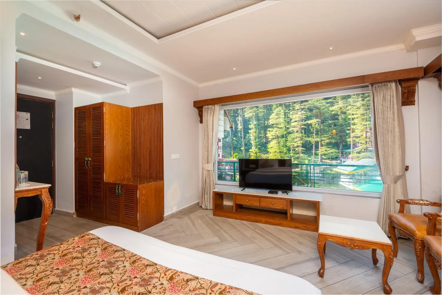 Bed in Quality Inn by Lawrence Hotels