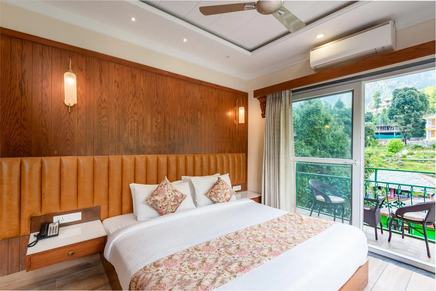 Bed in Quality Inn by Lawrence Hotels