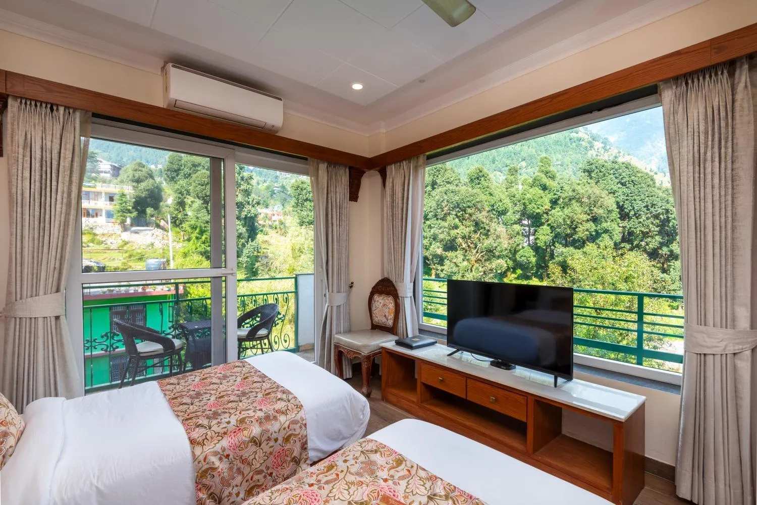 Bed in Quality Inn by Lawrence Hotels