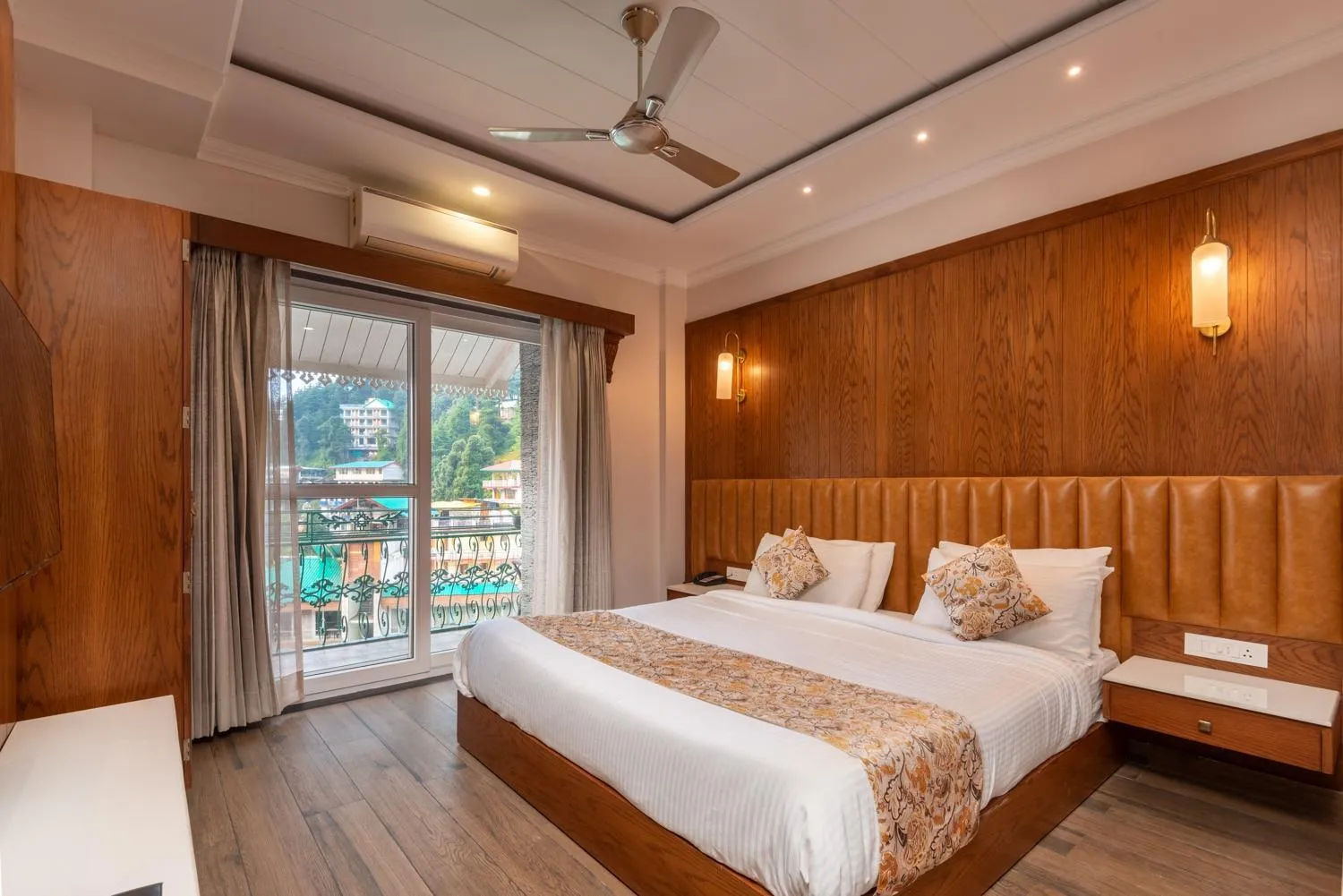 Bed in Quality Inn by Lawrence Hotels