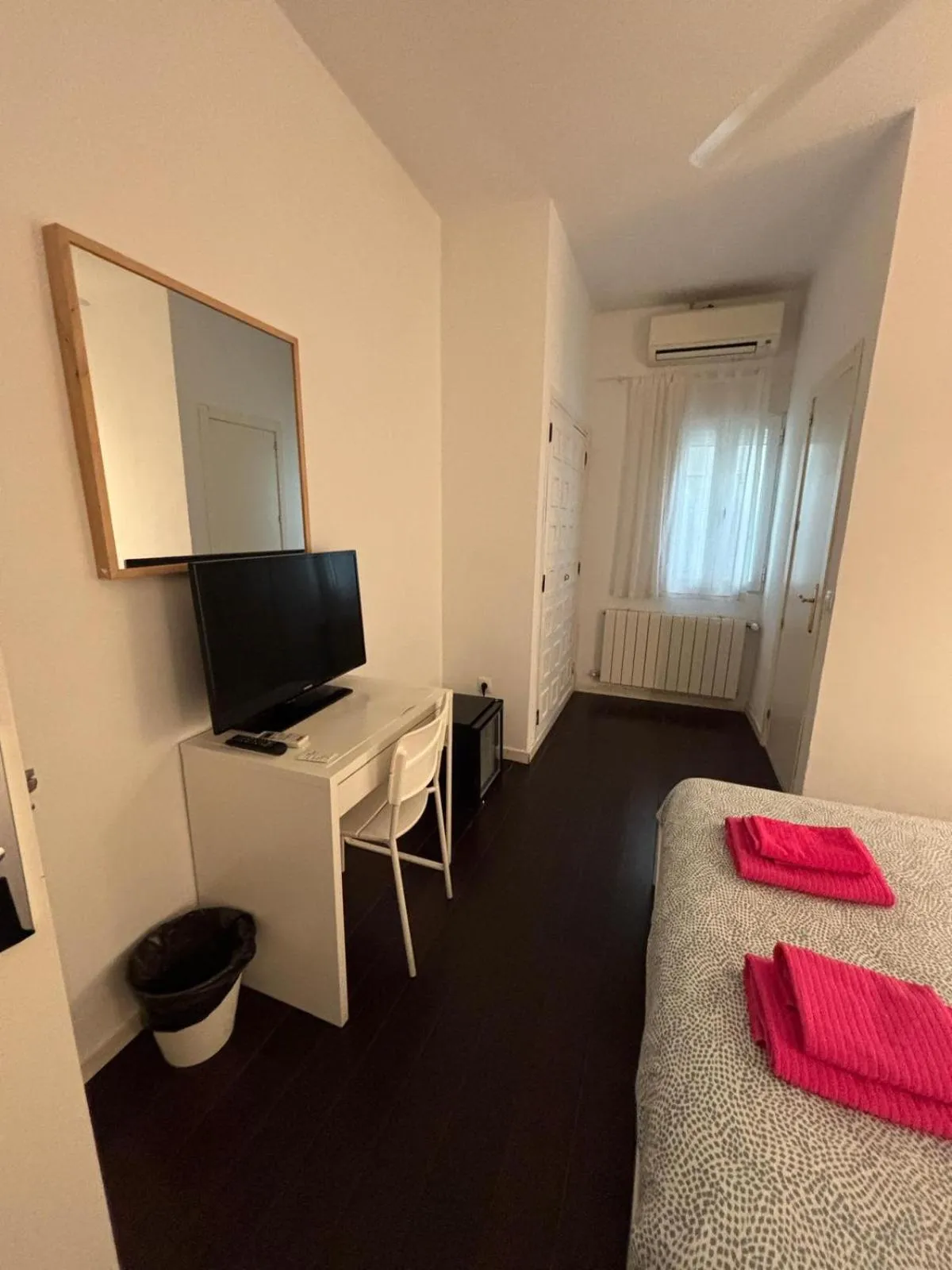 TV and multimedia, Bed in Hostal Goyal Pizarro