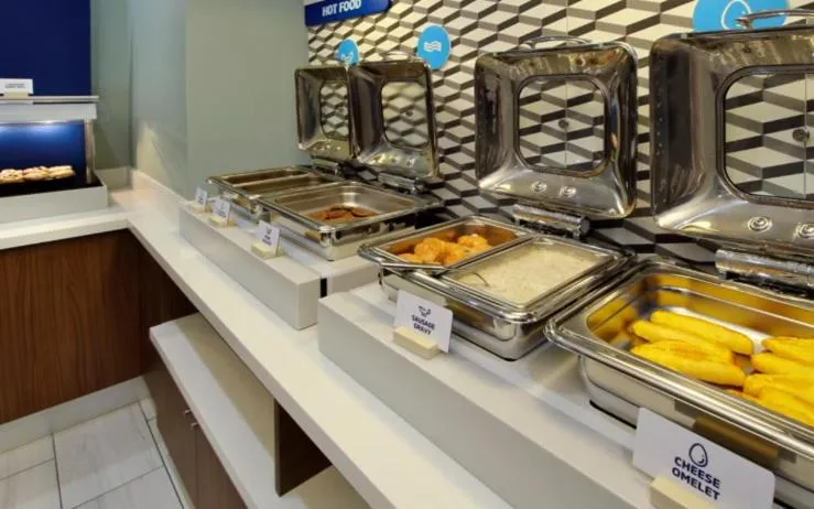 Food and drinks in Holiday Inn Express & Suites Stevensville - Benton Harbor by IHG