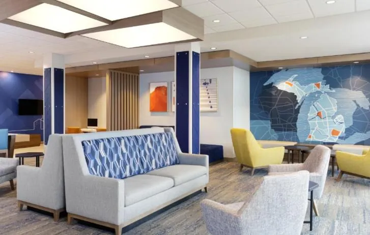 Communal lounge/ TV room in Holiday Inn Express & Suites Stevensville - Benton Harbor by IHG
