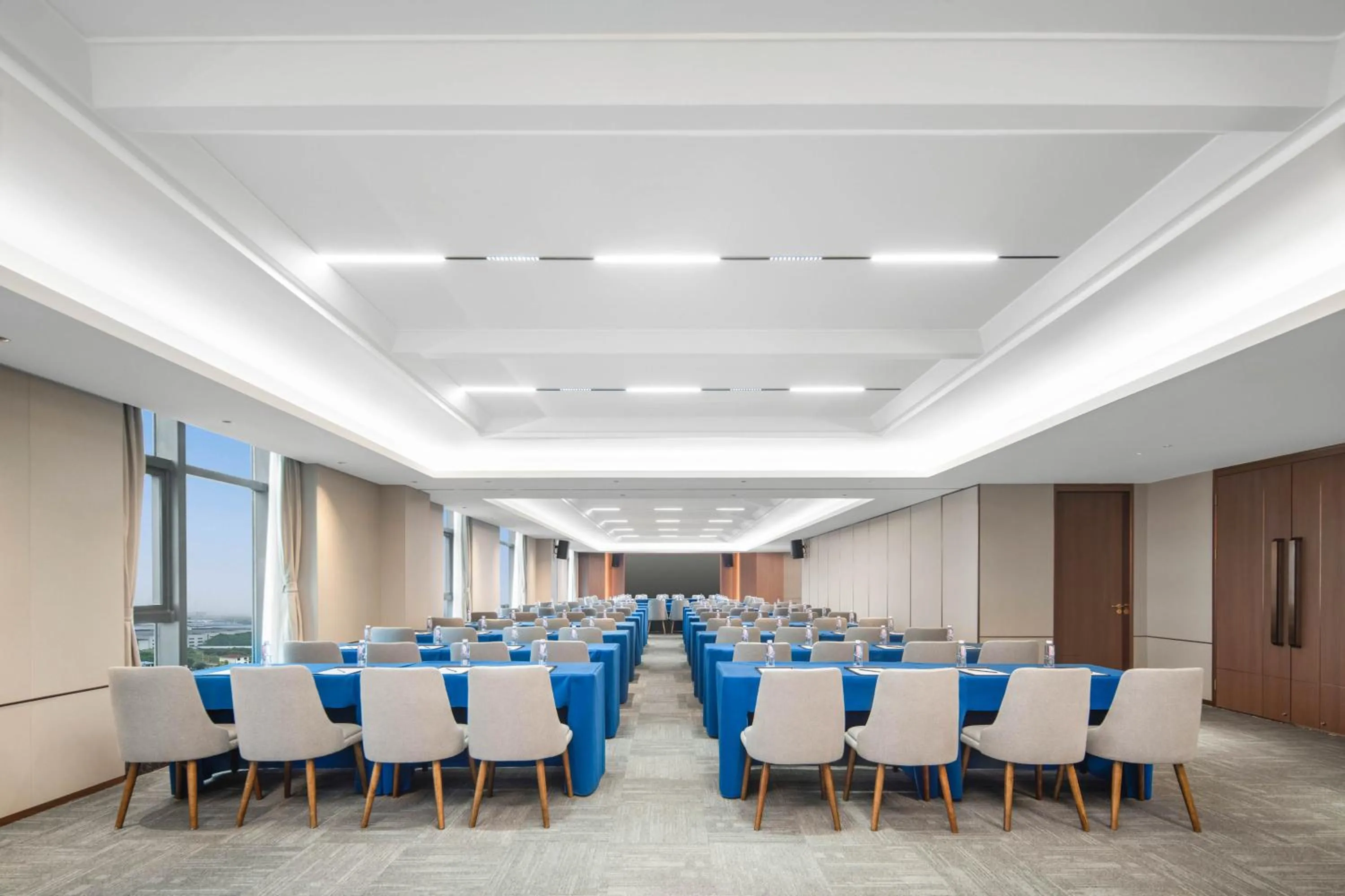 Meeting/conference room in Holiday Inn Express Wuxi Xishan by IHG
