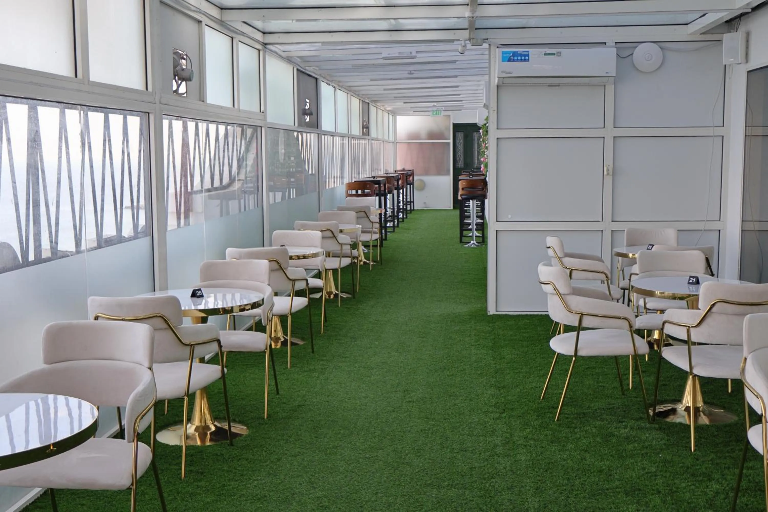 Restaurant/places to eat in Claridge Star Hotel