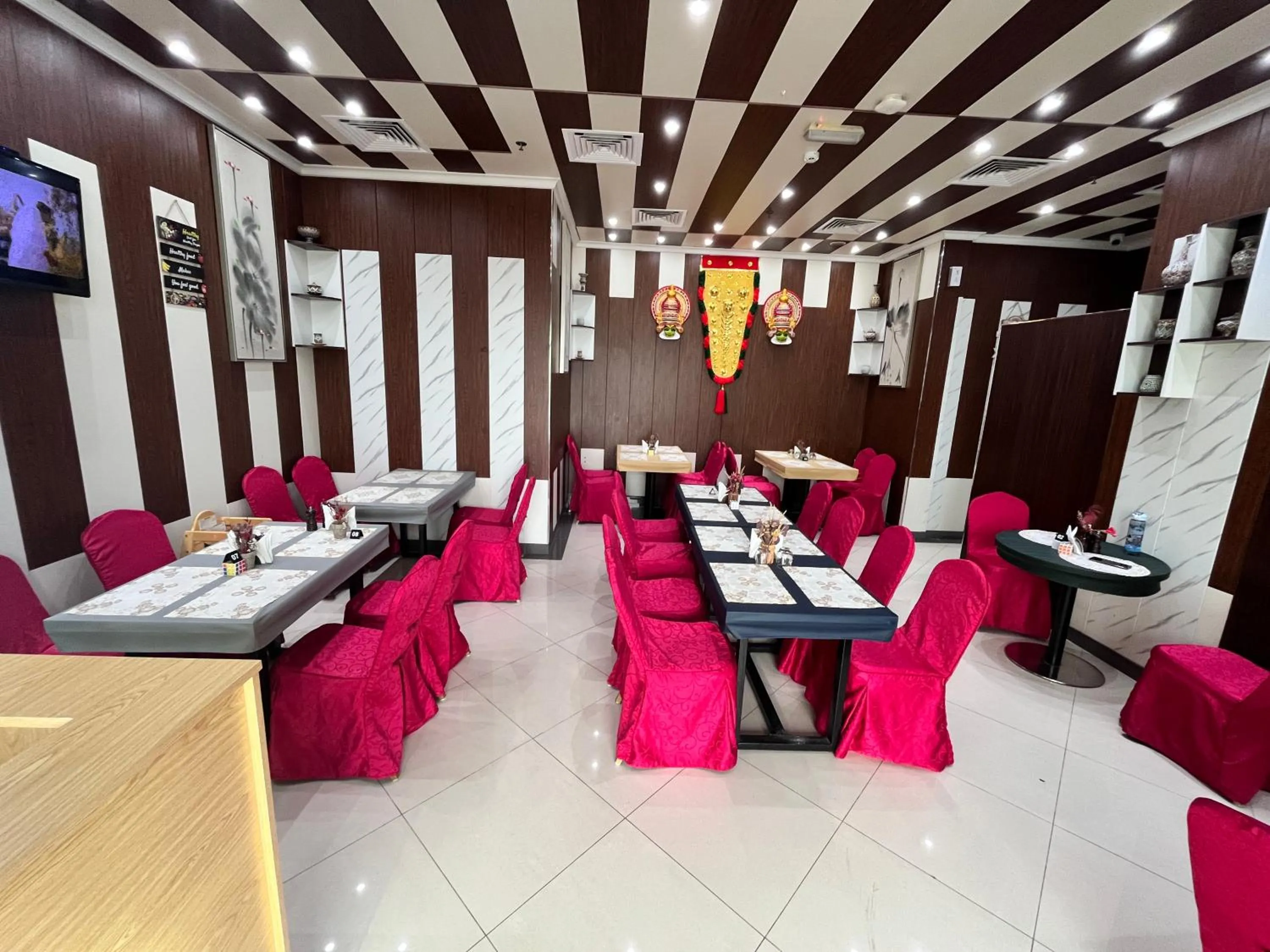 Restaurant/places to eat in Claridge Star Hotel