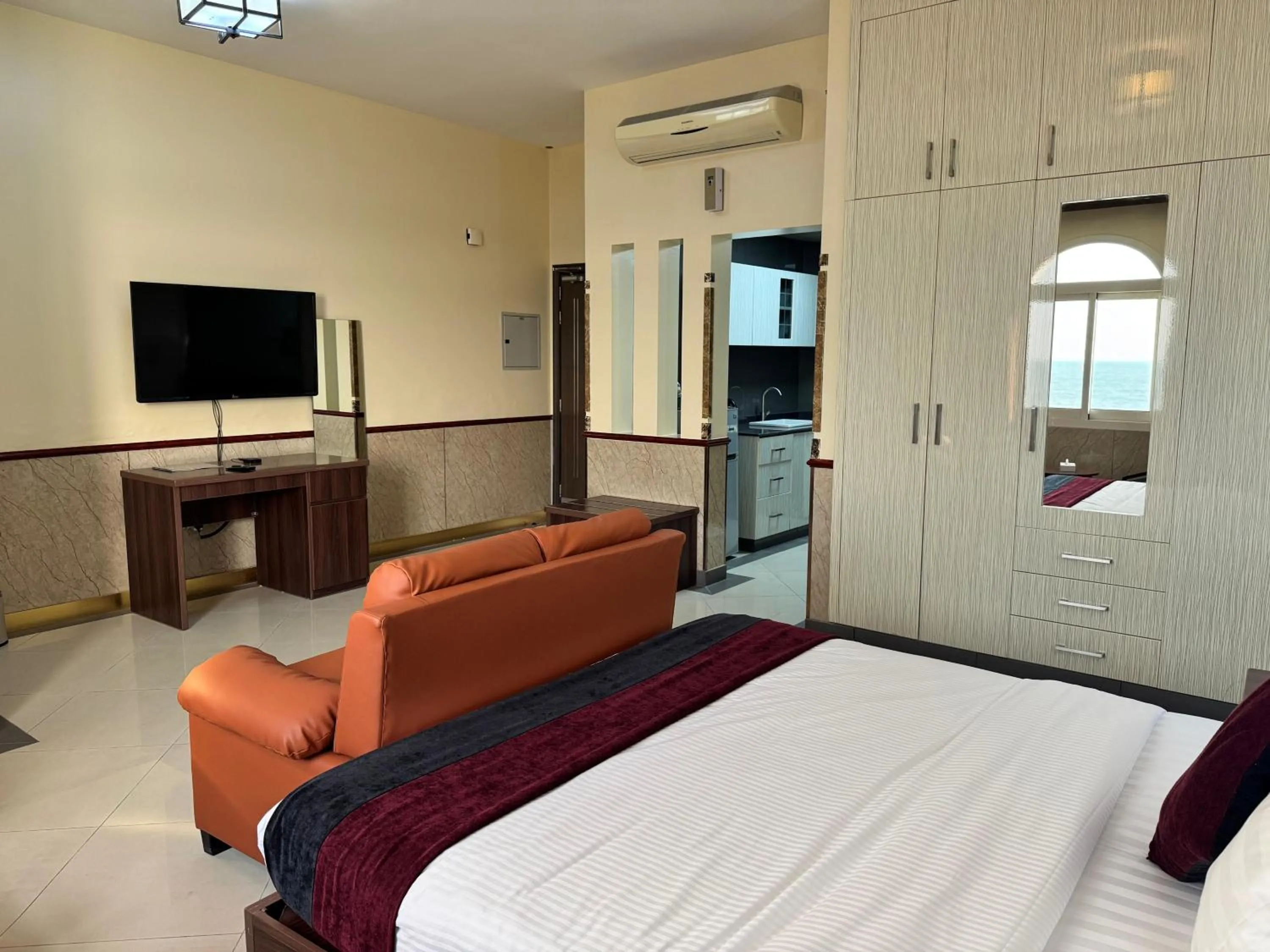 Bedroom, Bed in Claridge Star Hotel