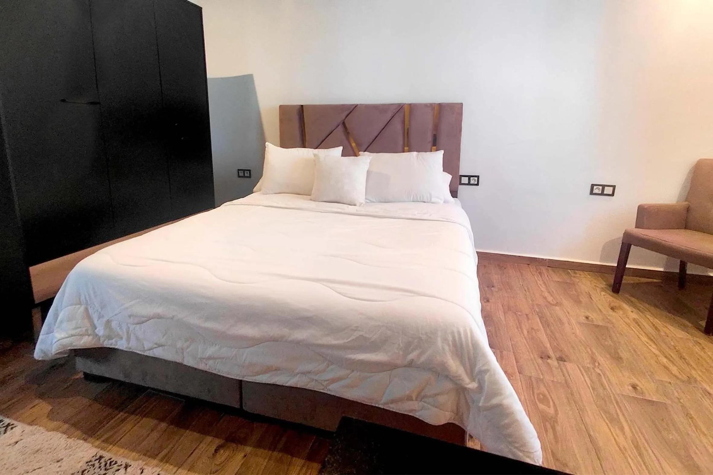 Property building, Bed in Villa Mirasol Hotel