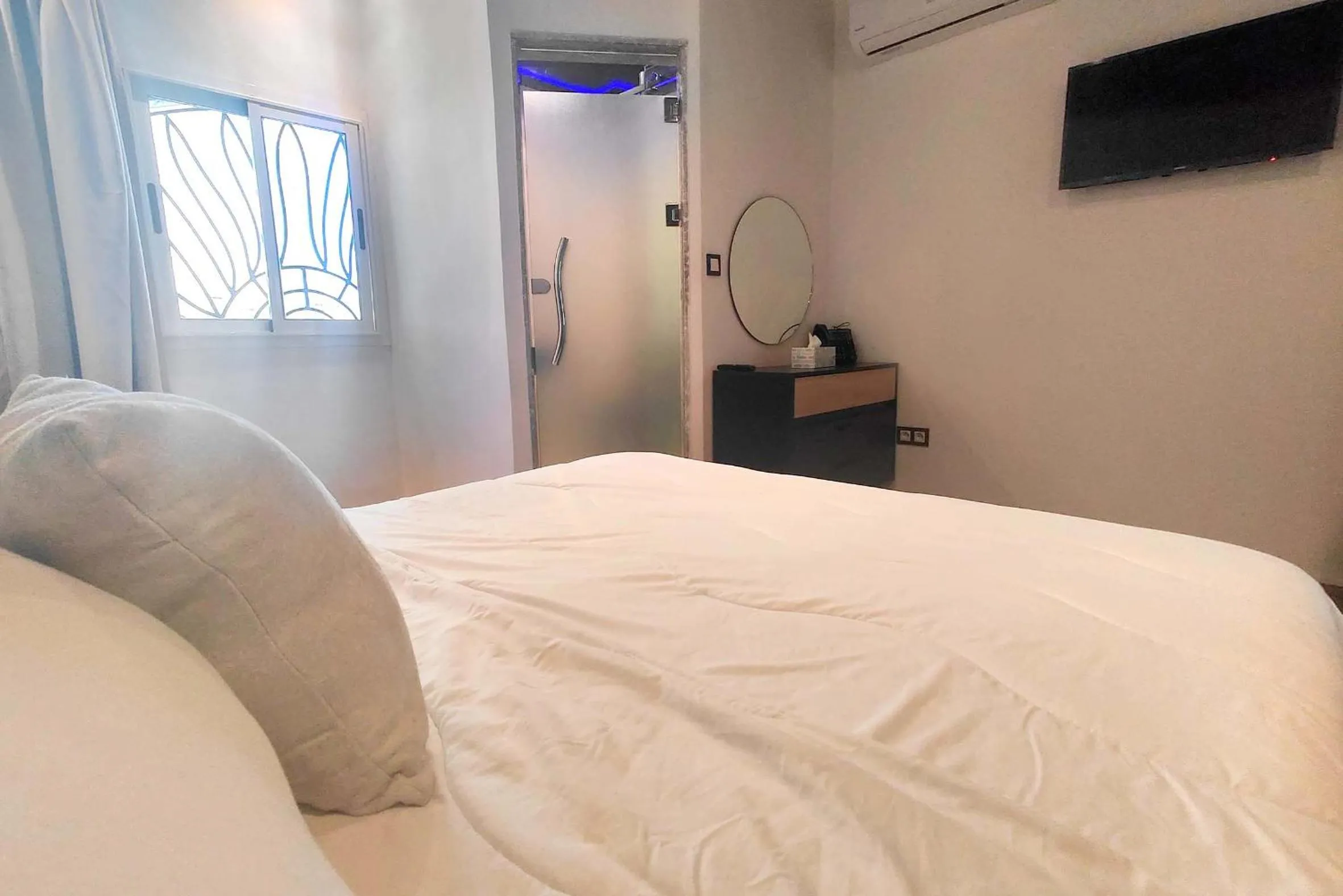 Property building, Bed in Villa Mirasol Hotel