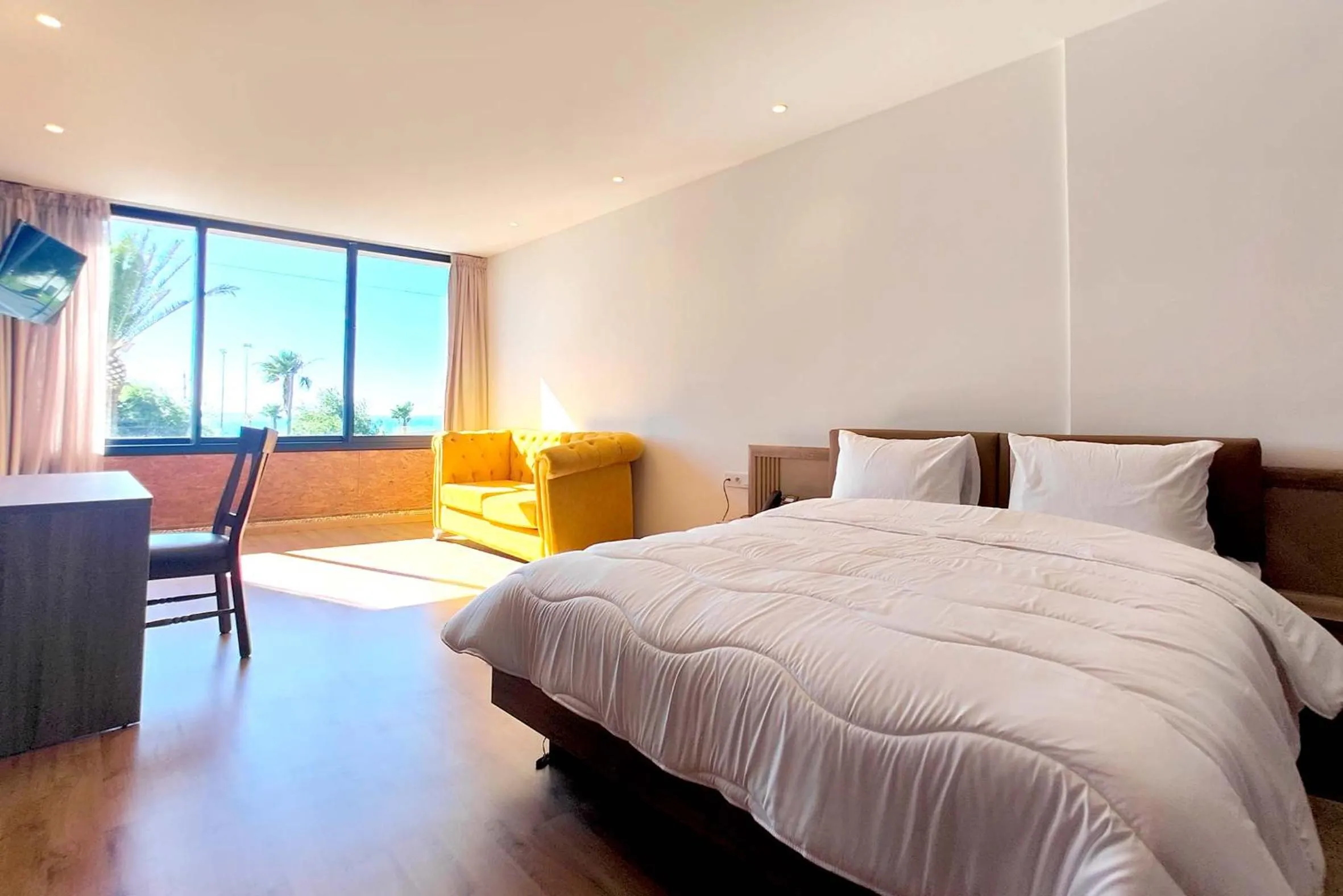 Bedroom, Bed in Villa Mirasol Hotel