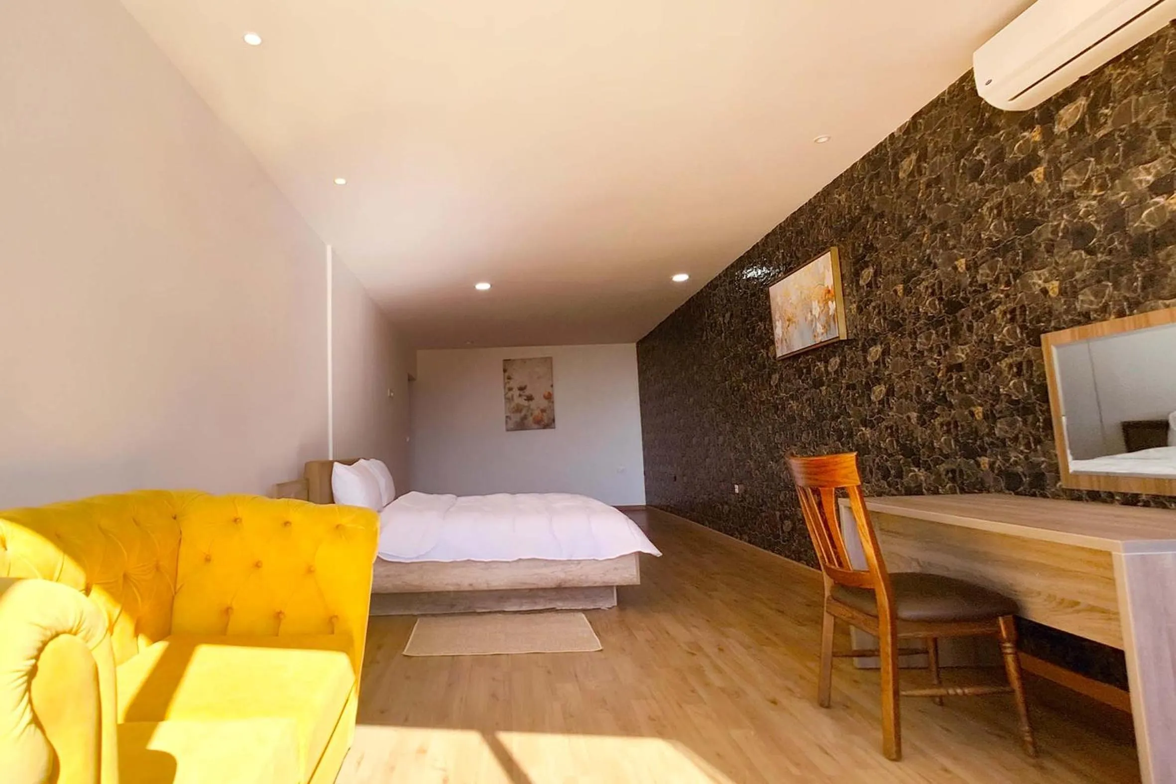 Bedroom, Bed in Villa Mirasol Hotel